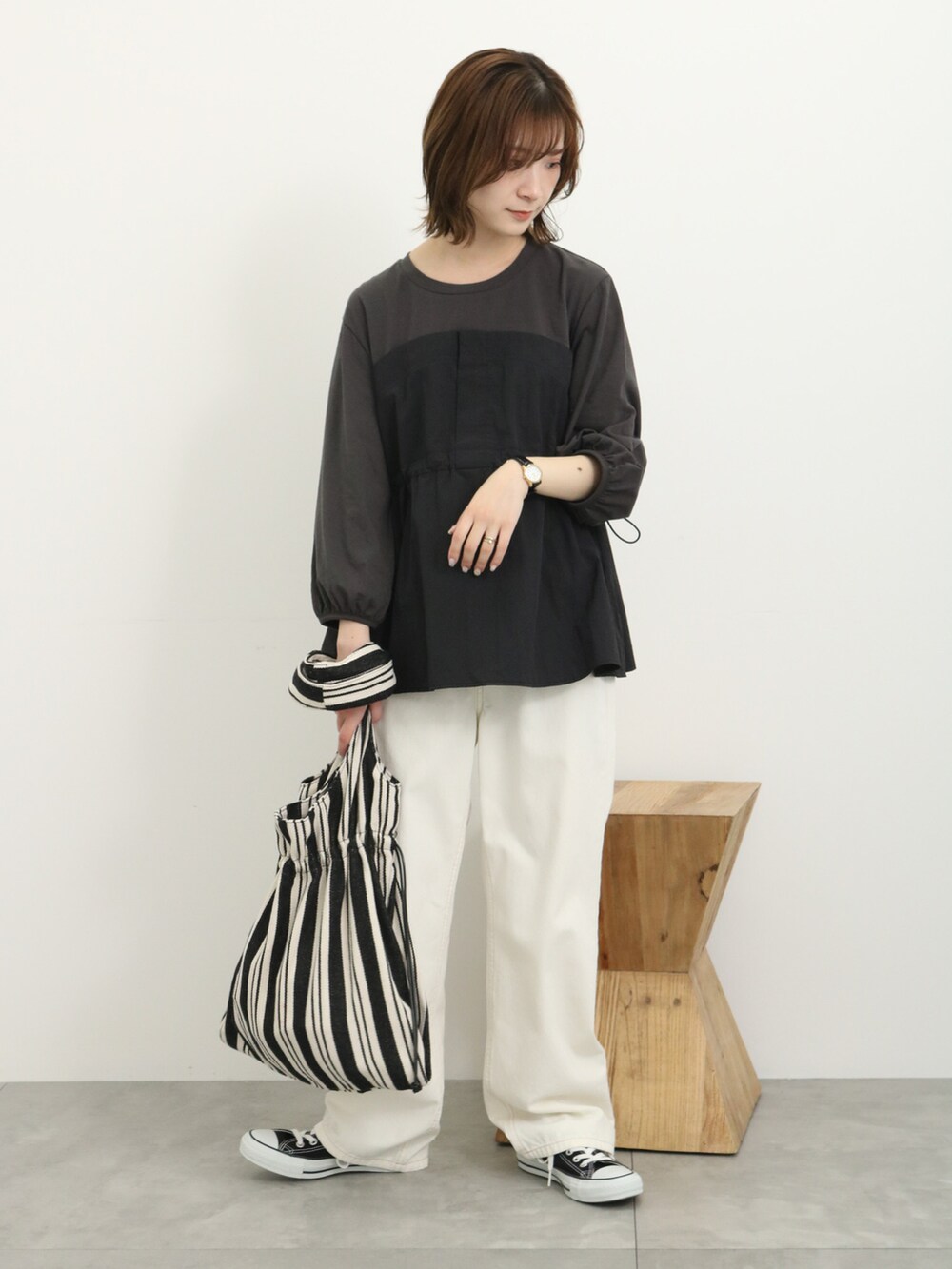 ブラック系のTシャツ/カットソー、ブラック系のバッグ、ホワイト系のその他パンツを着用したレディースの春コーディネートの2枚目の写真