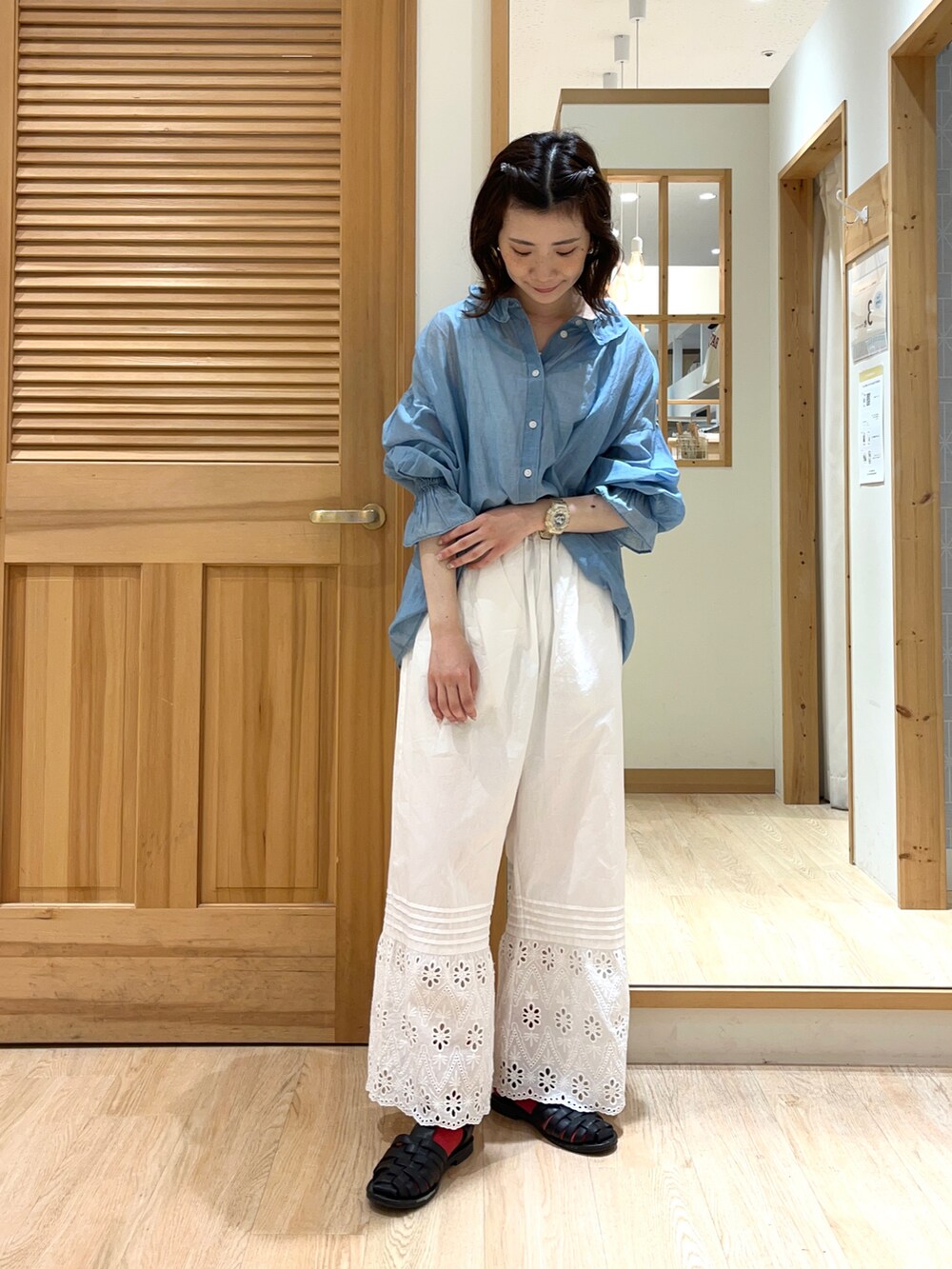 ブルー系のシャツ/ブラウス、ホワイト系のその他パンツ、ブラック系のサンダルを着用したレディースの夏コーディネートの4枚目の写真