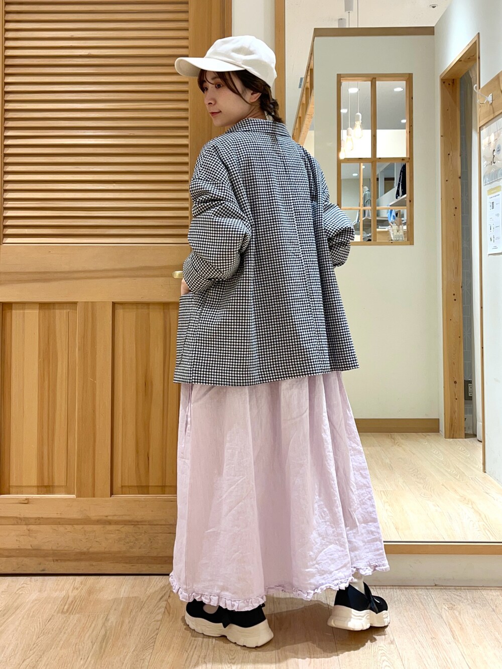 パープル系のワンピース、ホワイト系のシャツ/ブラウス、ブラック系のノーカラージャケットを着用したレディースの春コーディネートの4枚目の写真