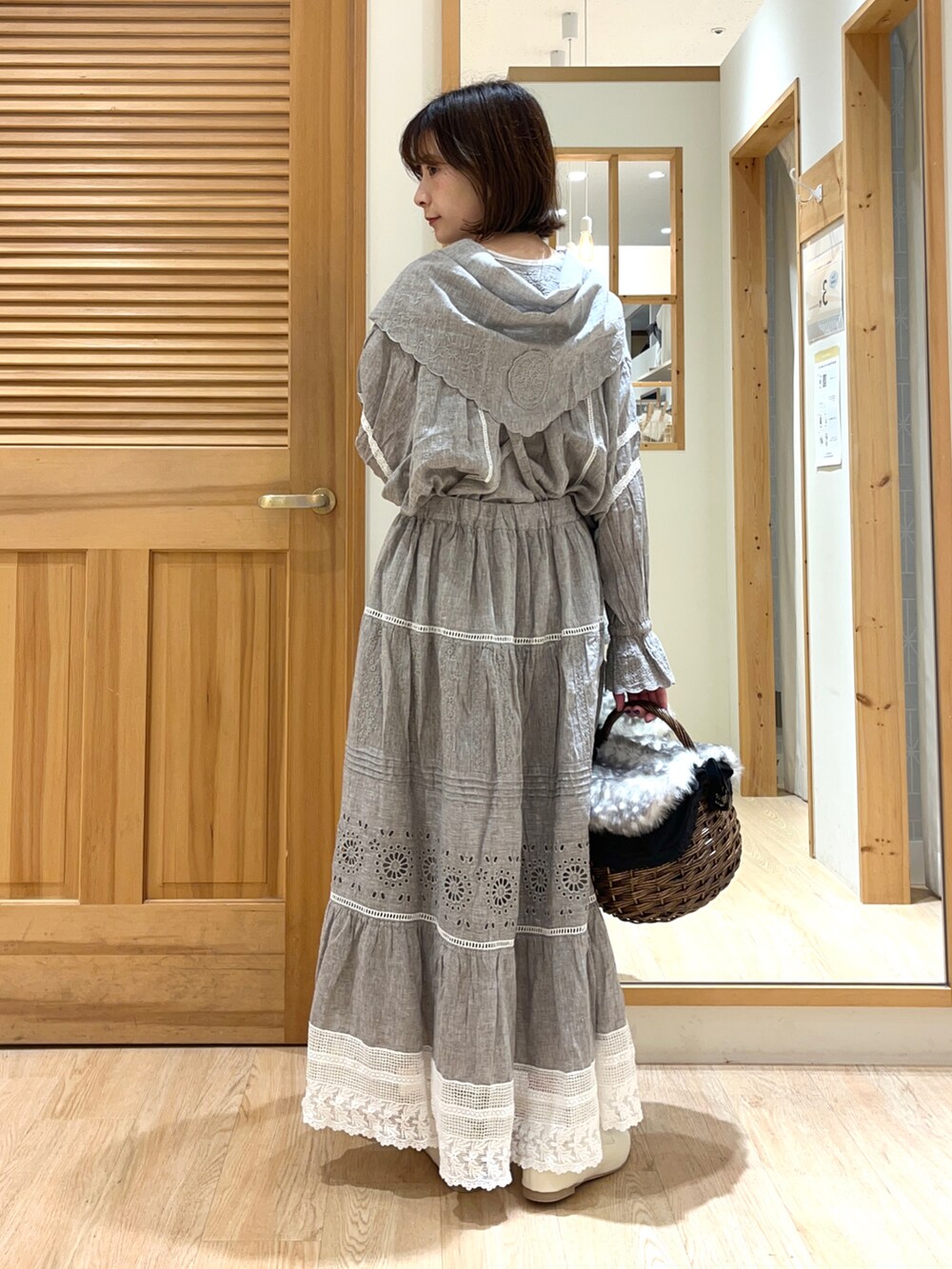 ブラック系のバッグ、グレー系のシャツ/ブラウス、グレー系のスカートを着用したレディースの夏コーディネートの3枚目の写真