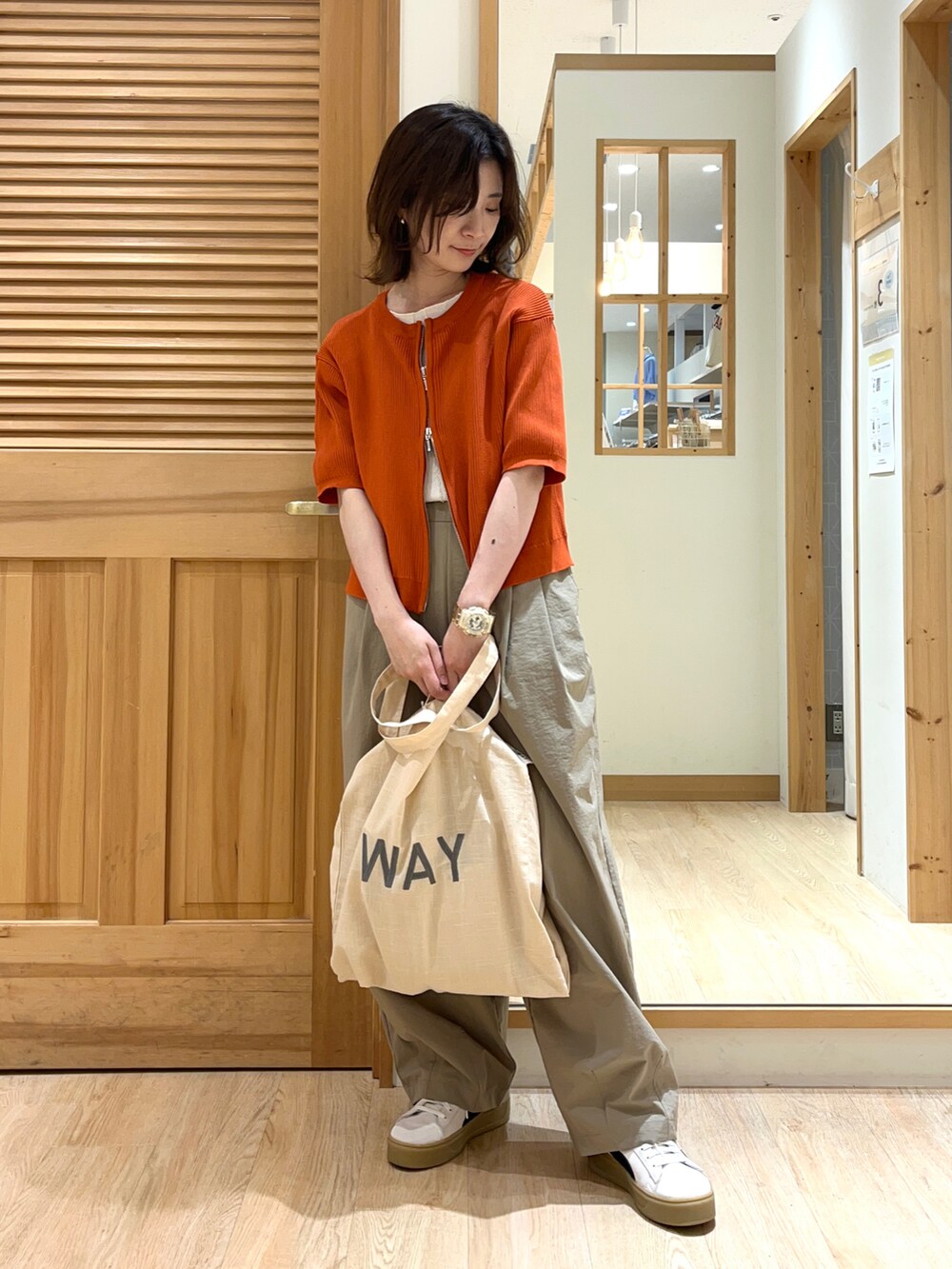 オレンジ系のカーディガン/ボレロ、ホワイト系のTシャツ/カットソー、ブラウン系のその他パンツを着用したレディースの夏コーディネートの3枚目の写真