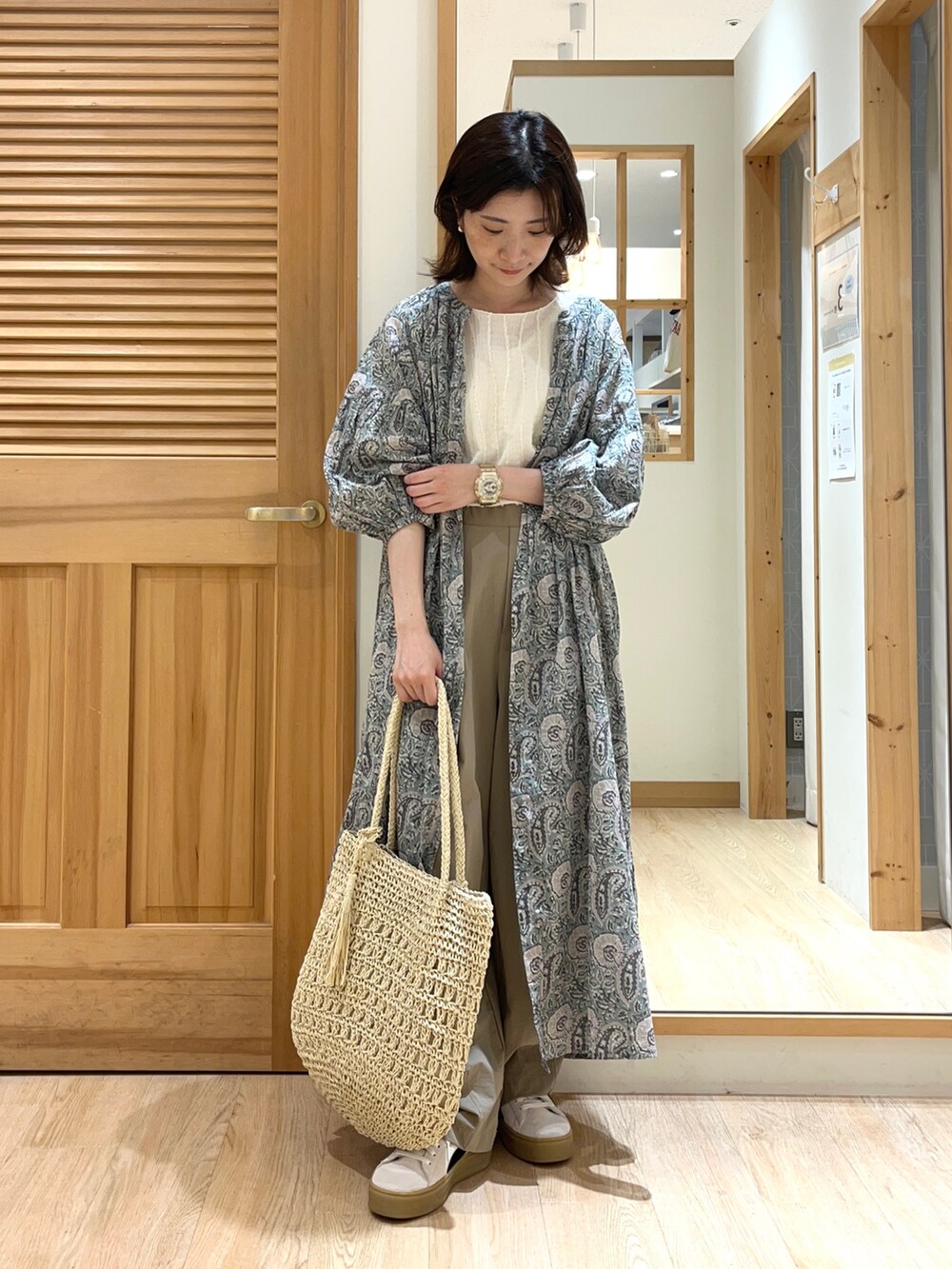 ホワイト系のTシャツ/カットソー、ブラウン系のその他パンツ、ホワイト系のワンピースを着用したレディースの夏コーディネートの3枚目の写真