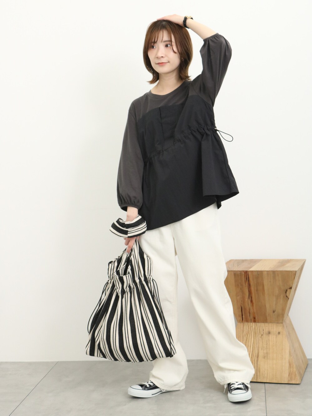 ブラック系のTシャツ/カットソー、ブラック系のバッグ、ホワイト系のその他パンツを着用したレディースの春コーディネートの4枚目の写真