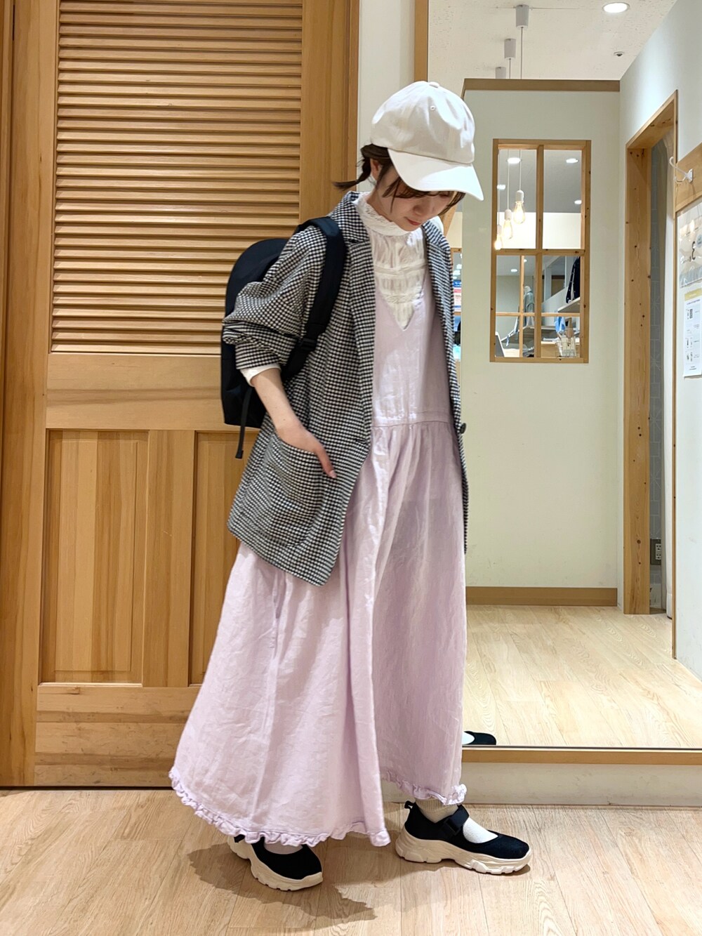 パープル系のワンピース、ホワイト系のシャツ/ブラウス、ブラック系のノーカラージャケットを着用したレディースの春コーディネートの3枚目の写真