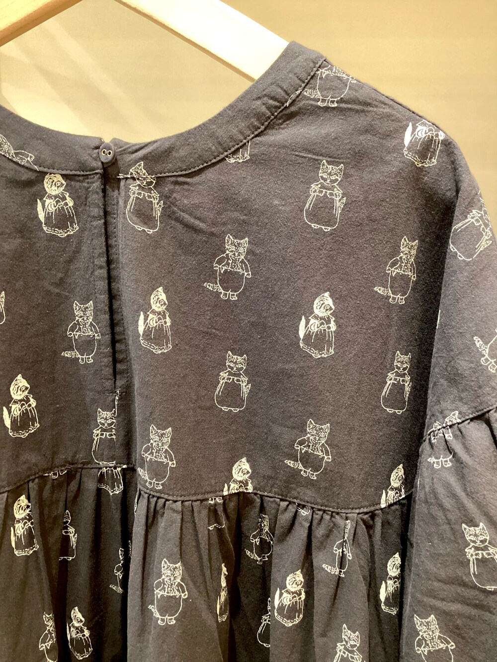 ブラック系のワンピース、シルバー系のハンドバッグ、ブラック系のサンダルを着用したレディースの春コーディネートの4枚目の写真