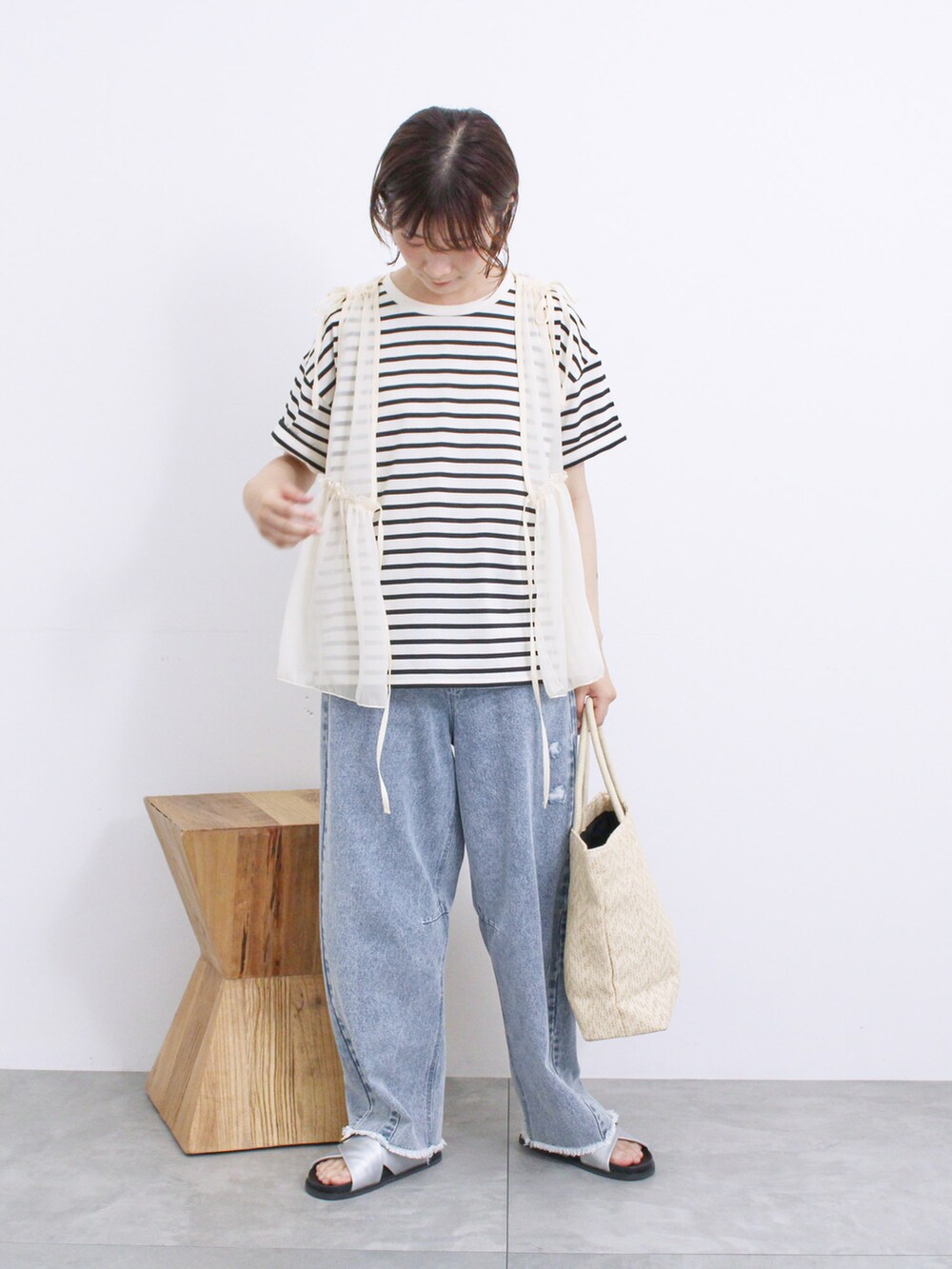 ホワイト系のシャツ/ブラウス、ホワイト系のTシャツ/カットソー、ブルー系のデニムパンツを着用したレディースの夏コーディネートの2枚目の写真