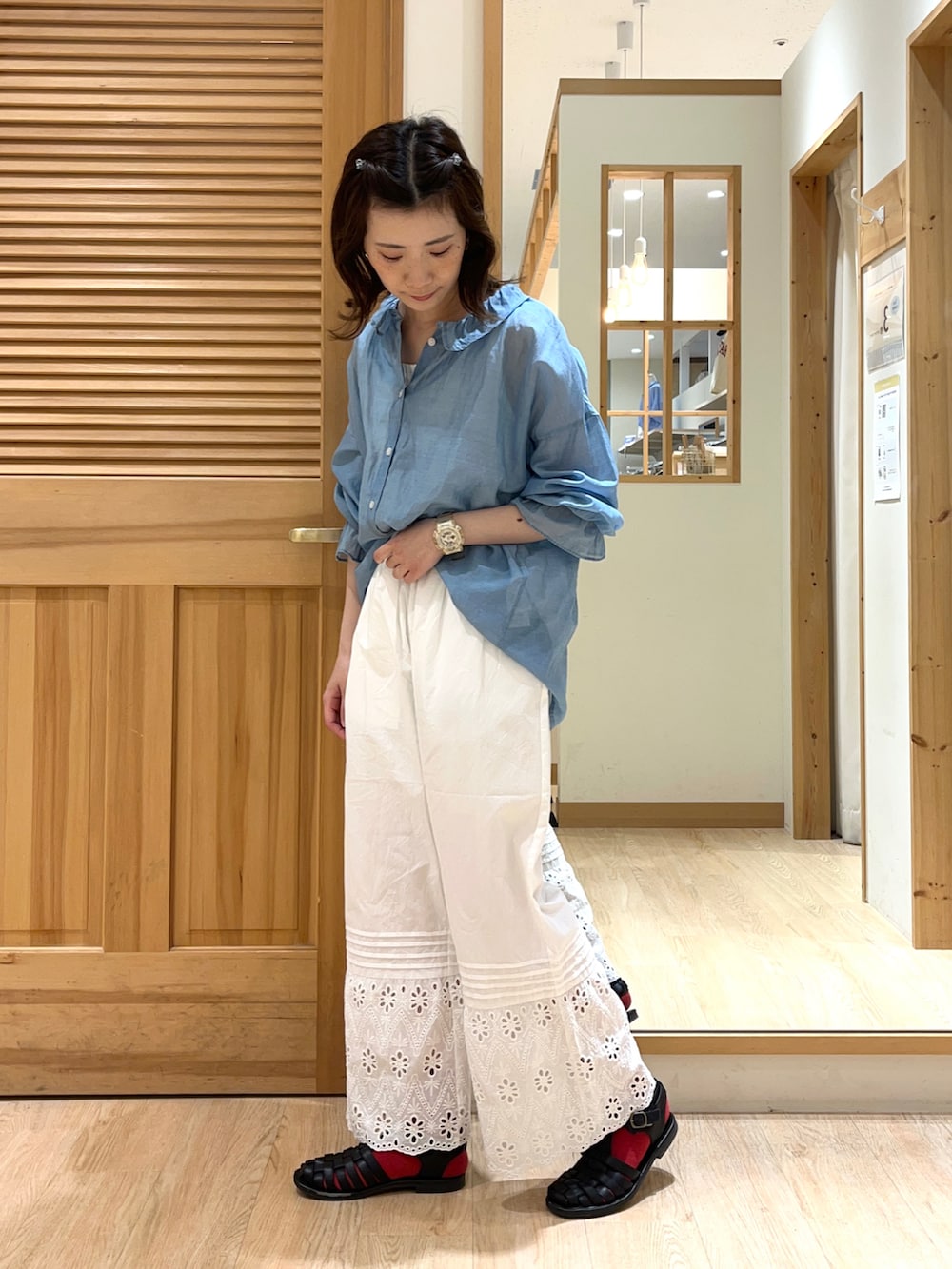 ブルー系のシャツ/ブラウス、ホワイト系のその他パンツ、ブラック系のサンダルを着用したレディースの夏コーディネートの3枚目の写真