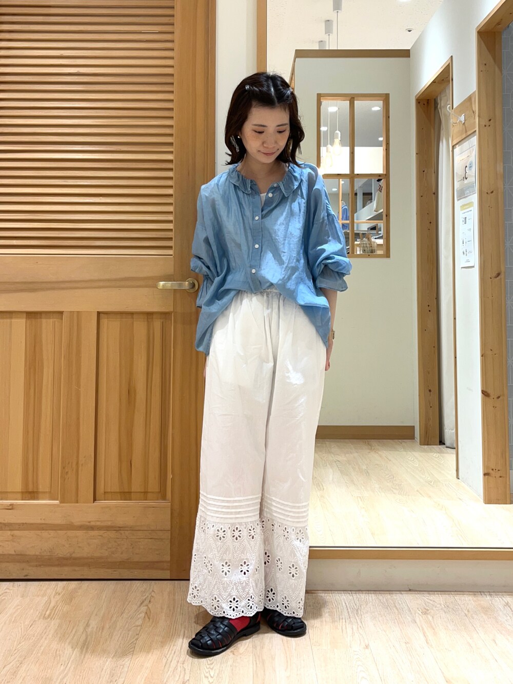 ブルー系のシャツ/ブラウス、ホワイト系のその他パンツ、ブラック系のサンダルを着用したレディースの夏コーディネートの5枚目の写真