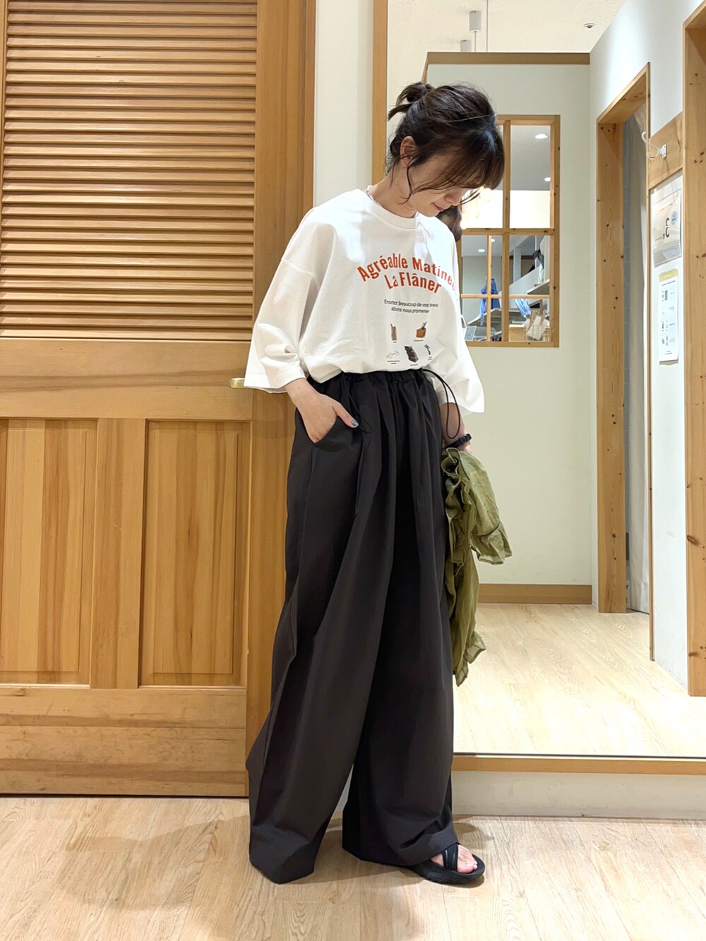 グレー系のその他パンツ、グリーン系のシャツ/ブラウス、ホワイト系のTシャツ/カットソーを着用したレディースの秋コーディネートの3枚目の写真