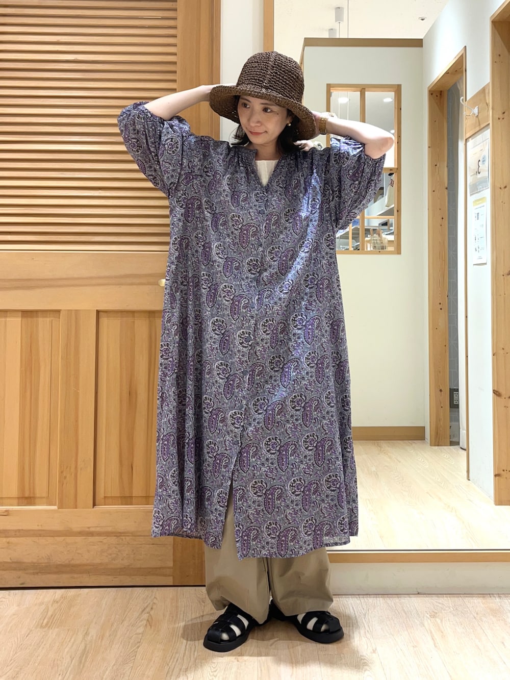 グレー系のワンピース、ホワイト系のTシャツ/カットソー、ブラック系のドレスシューズを着用したレディースの夏コーディネートの3枚目の写真