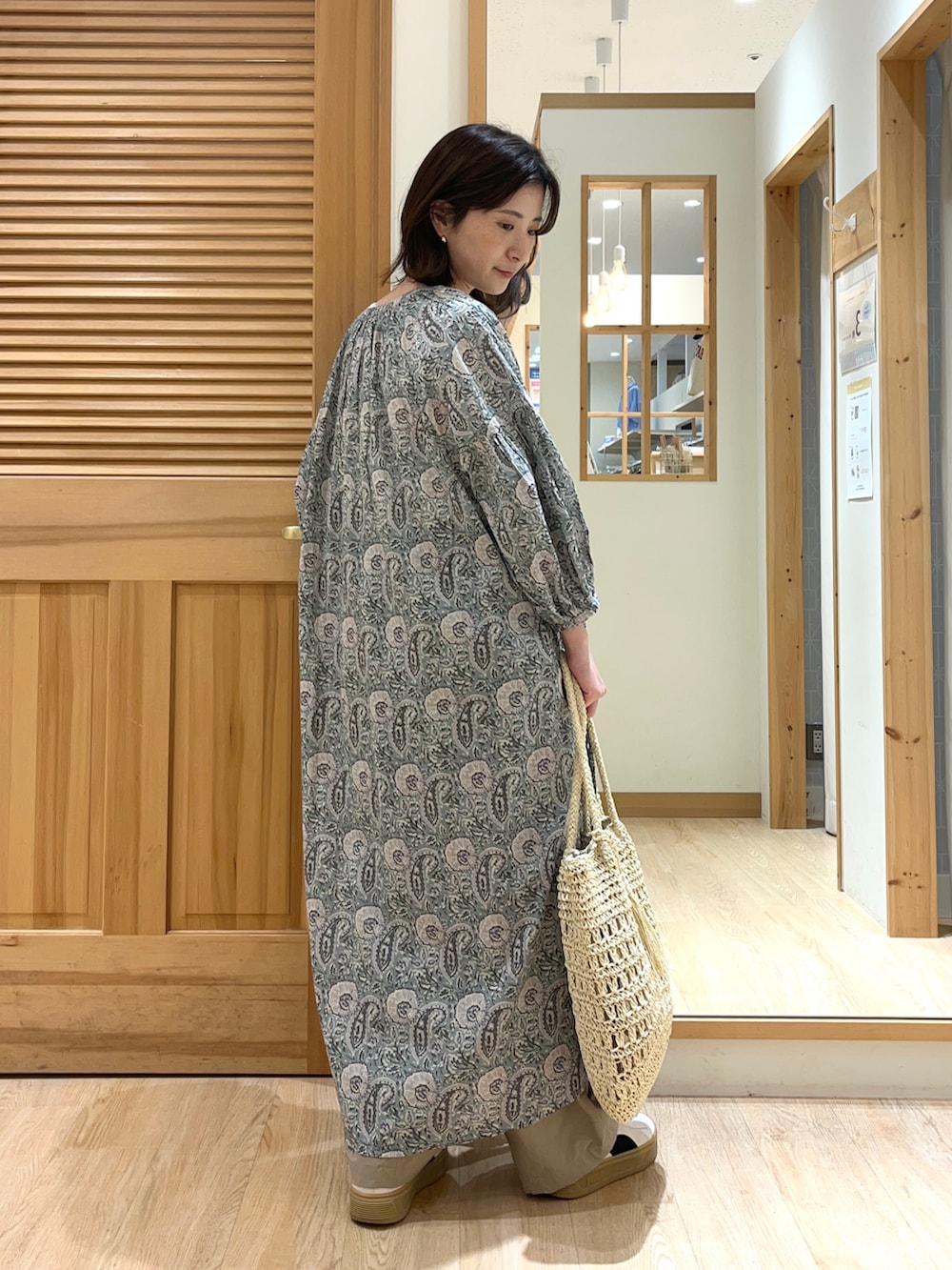 ホワイト系のTシャツ/カットソー、ブラウン系のその他パンツ、ホワイト系のワンピースを着用したレディースの夏コーディネートの4枚目の写真