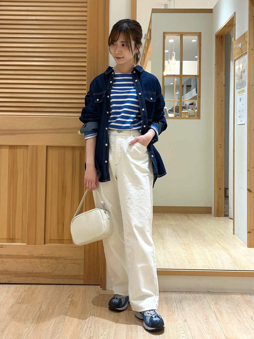 ホワイト系のその他パンツ、ブラック系のバッグ、ブルー系のシャツ/ブラウスを着用したレディースの冬コーディネートの4枚目の写真