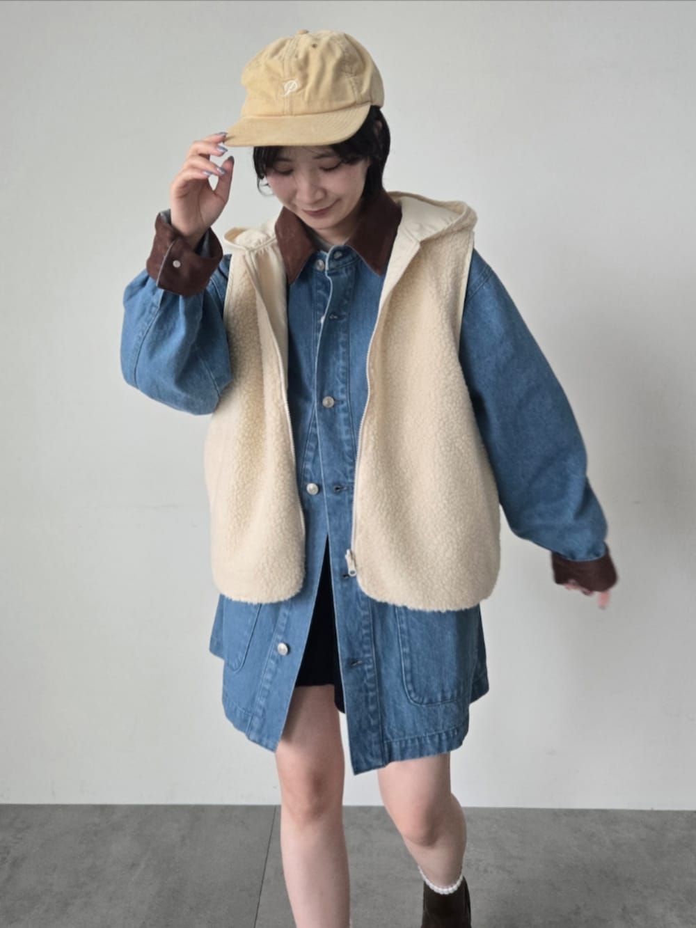 ホワイト系のジャケット/アウター、ブルー系のブルゾン、ブラウン系のブーツを着用したレディースの秋コーディネートの5枚目の写真