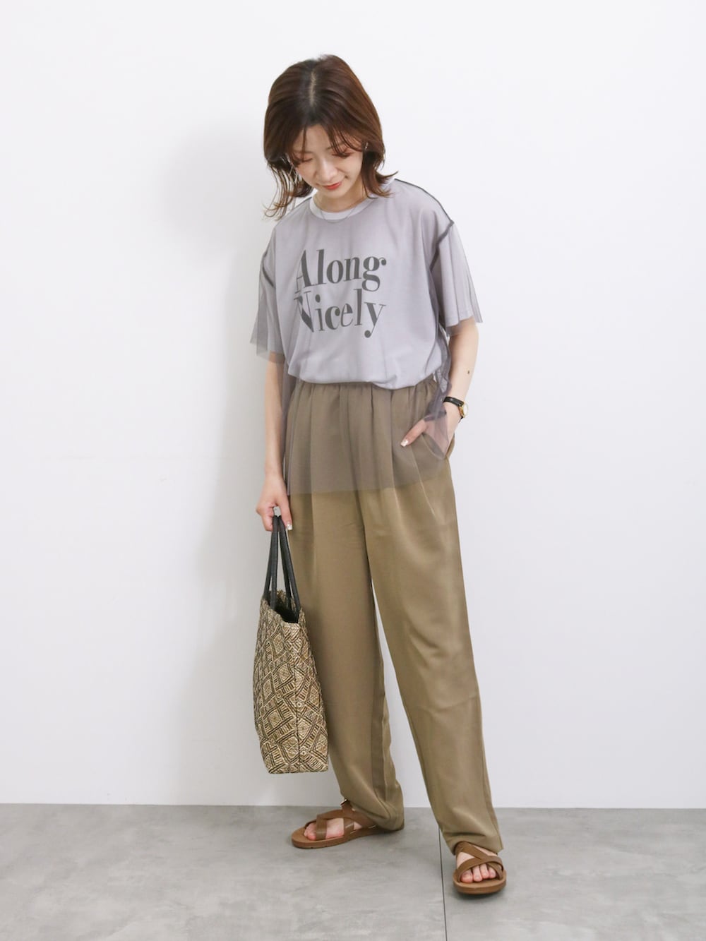グレー系のTシャツ/カットソー、グリーン系のその他パンツ、ブラウン系のドレスシューズを着用したレディースの春コーディネートの4枚目の写真