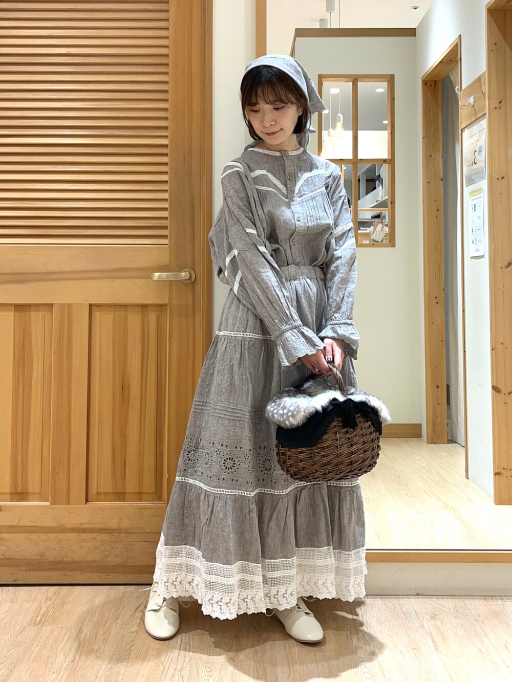ブラック系のバッグ、グレー系のシャツ/ブラウス、グレー系のスカートを着用したレディースの夏コーディネートの4枚目の写真