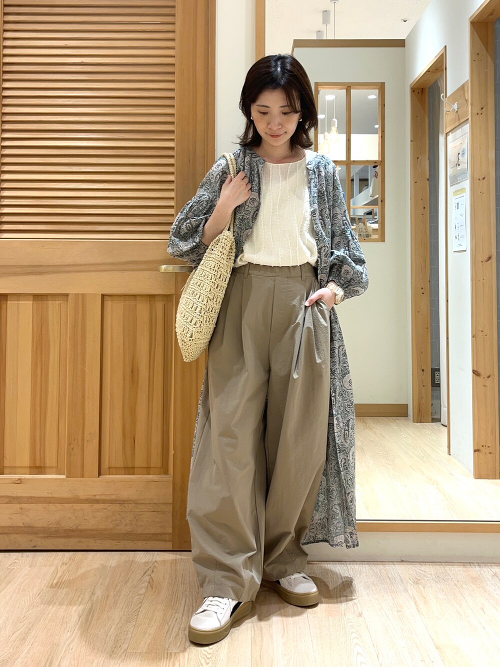 ホワイト系のTシャツ/カットソー、ブラウン系のその他パンツ、ホワイト系のワンピースを着用したレディースの夏コーディネートの5枚目の写真