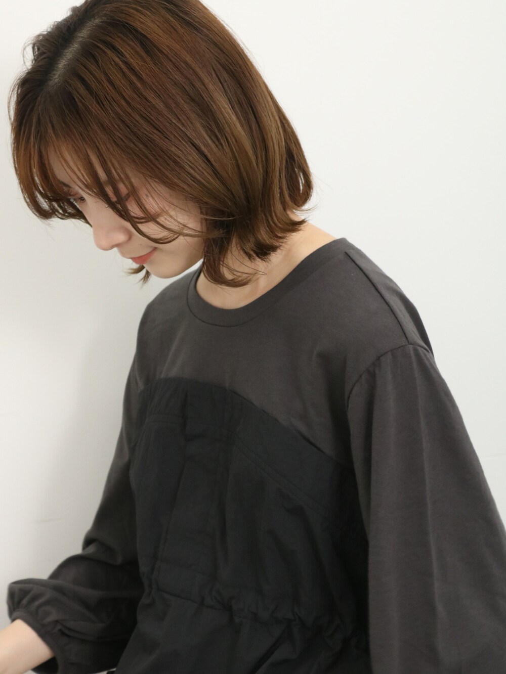 ブラック系のTシャツ/カットソー、ブラック系のバッグ、ホワイト系のその他パンツを着用したレディースの春コーディネートの5枚目の写真