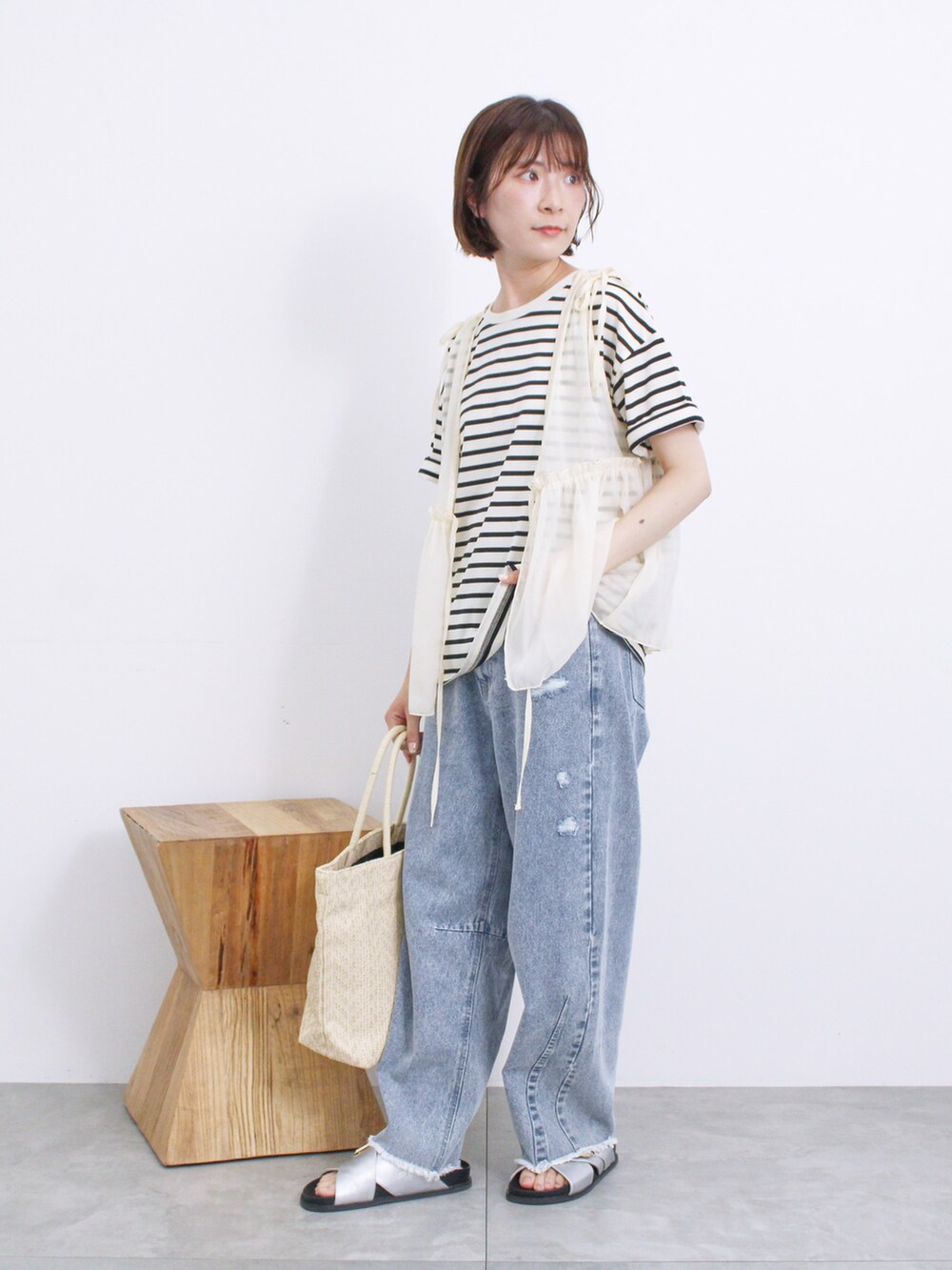 ホワイト系のシャツ/ブラウス、ホワイト系のTシャツ/カットソー、ブルー系のデニムパンツを着用したレディースの夏コーディネートの3枚目の写真