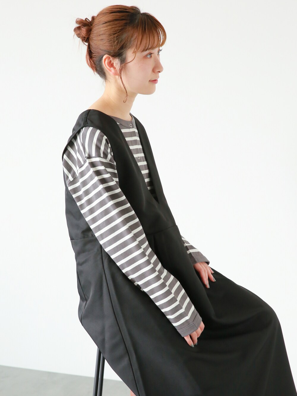 ホワイト系のサンダル、ブラック系のワンピース、グレー系のTシャツ/カットソーを着用したレディースの春コーディネートの3枚目の写真