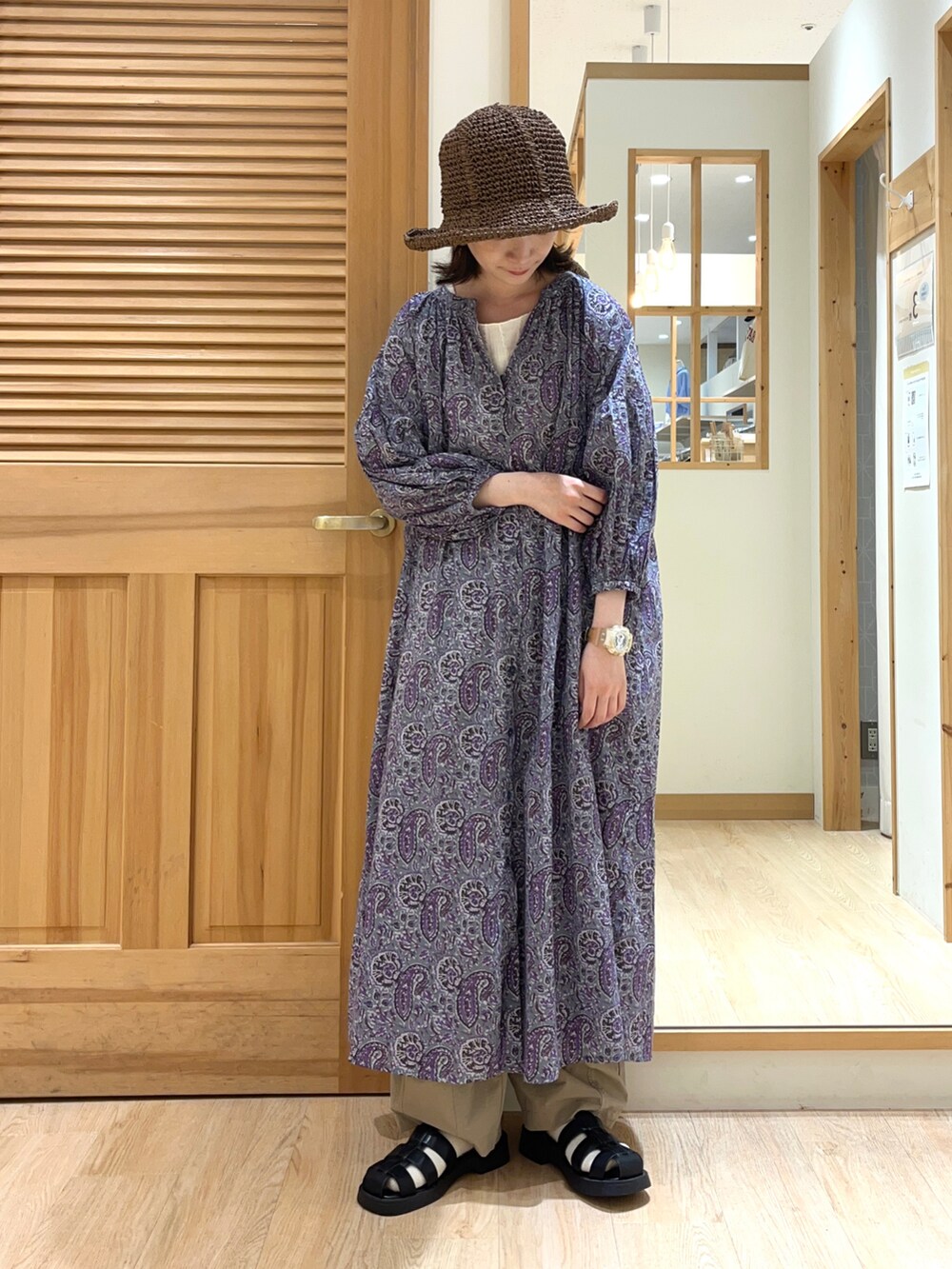 グレー系のワンピース、ホワイト系のTシャツ/カットソー、ブラック系のドレスシューズを着用したレディースの夏コーディネートの2枚目の写真