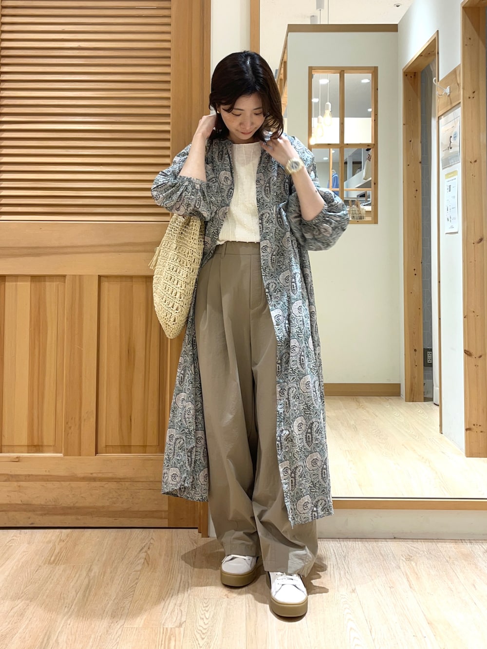 ホワイト系のTシャツ/カットソー、ブラウン系のその他パンツ、ホワイト系のワンピースを着用したレディースの夏コーディネートの2枚目の写真