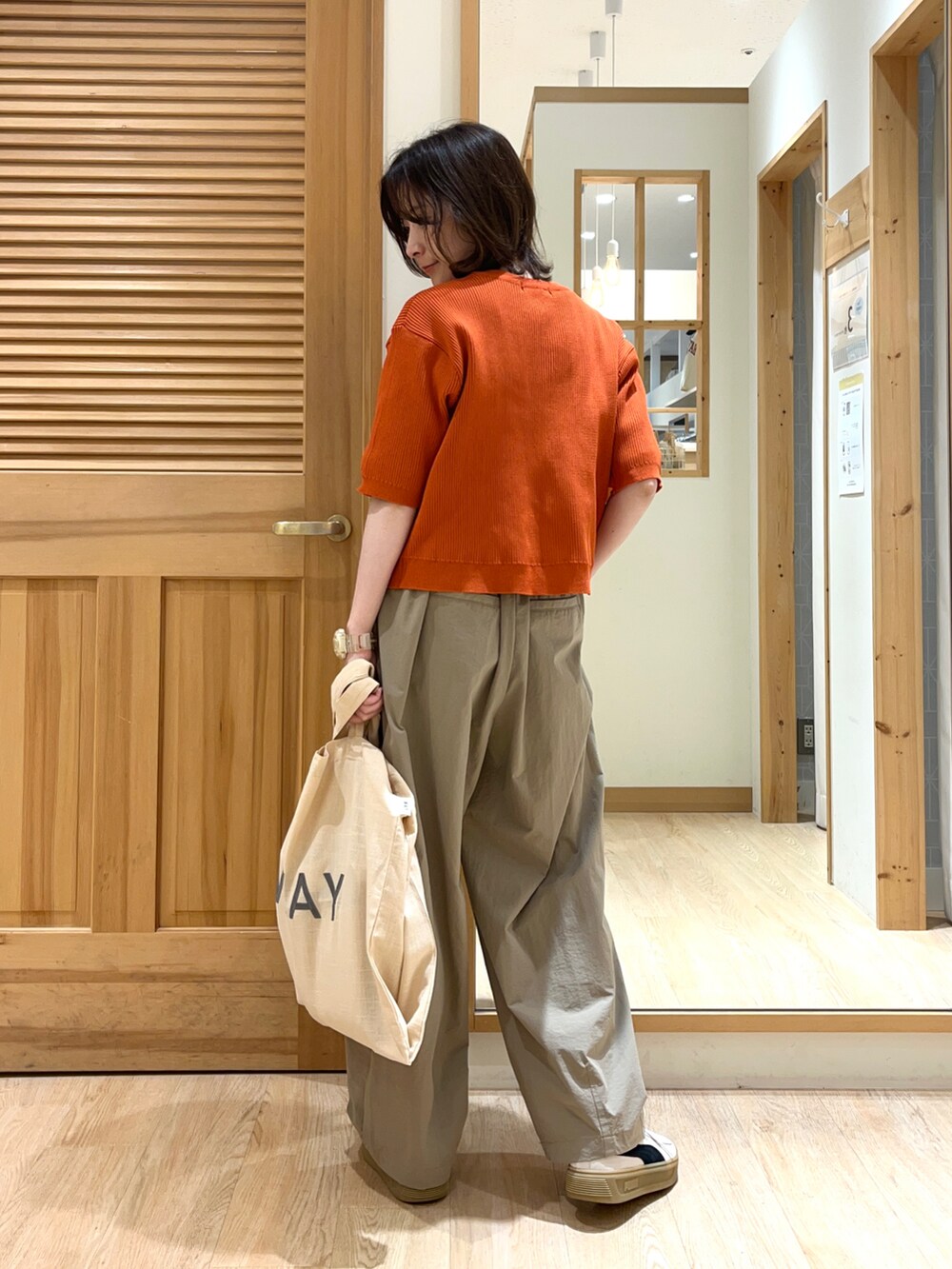 オレンジ系のカーディガン/ボレロ、ホワイト系のTシャツ/カットソー、ブラウン系のその他パンツを着用したレディースの夏コーディネートの2枚目の写真