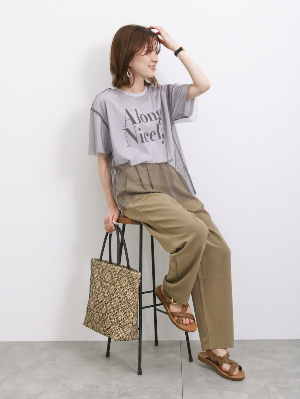 グレー系のTシャツ/カットソー、グリーン系のその他パンツ、ブラウン系のドレスシューズを着用したレディースの春コーディネートの2枚目の写真