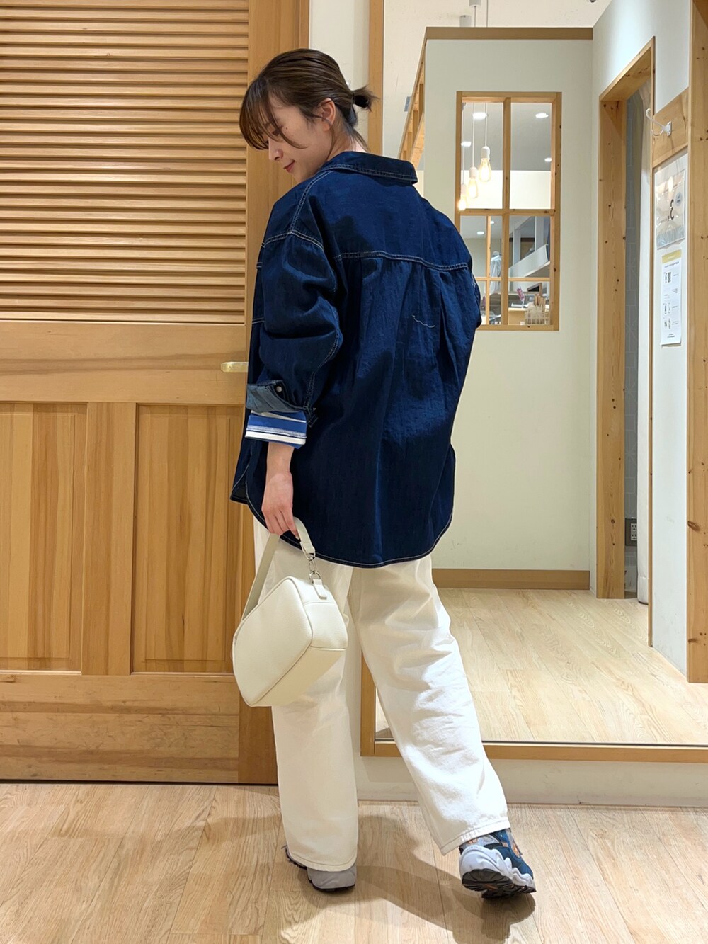 ホワイト系のその他パンツ、ブラック系のバッグ、ブルー系のシャツ/ブラウスを着用したレディースの冬コーディネートの5枚目の写真