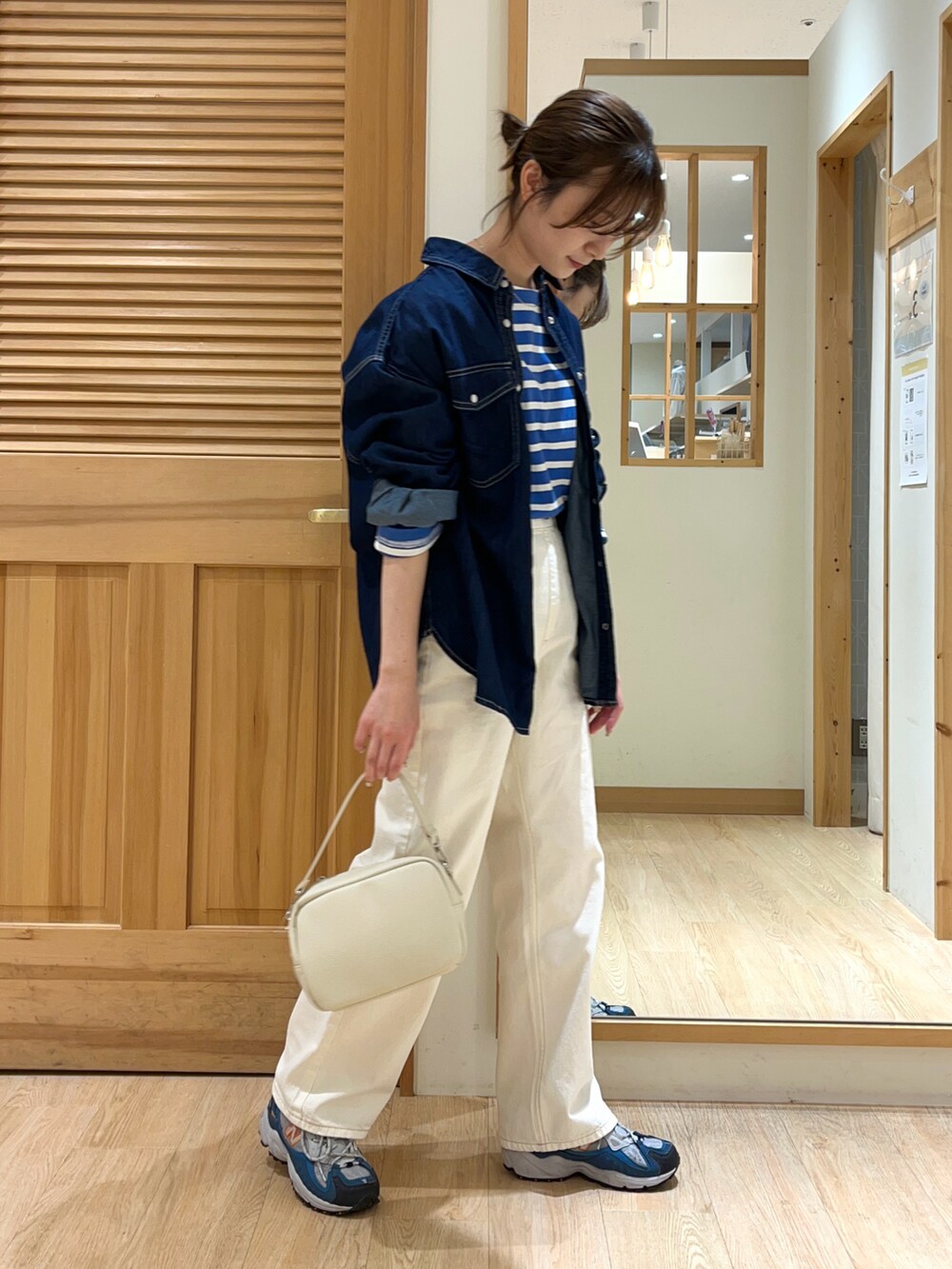 ホワイト系のその他パンツ、ブラック系のバッグ、ブルー系のシャツ/ブラウスを着用したレディースの冬コーディネートの3枚目の写真