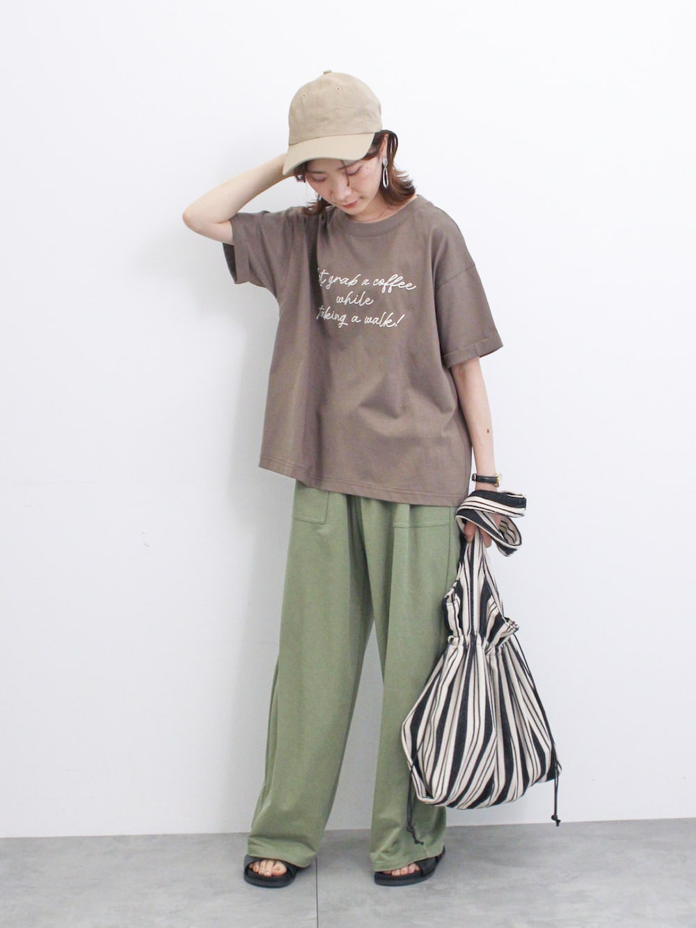 ブラウン系のTシャツ/カットソー、グリーン系のその他パンツ、ブラック系のドレスシューズを着用したレディースの夏コーディネートの3枚目の写真