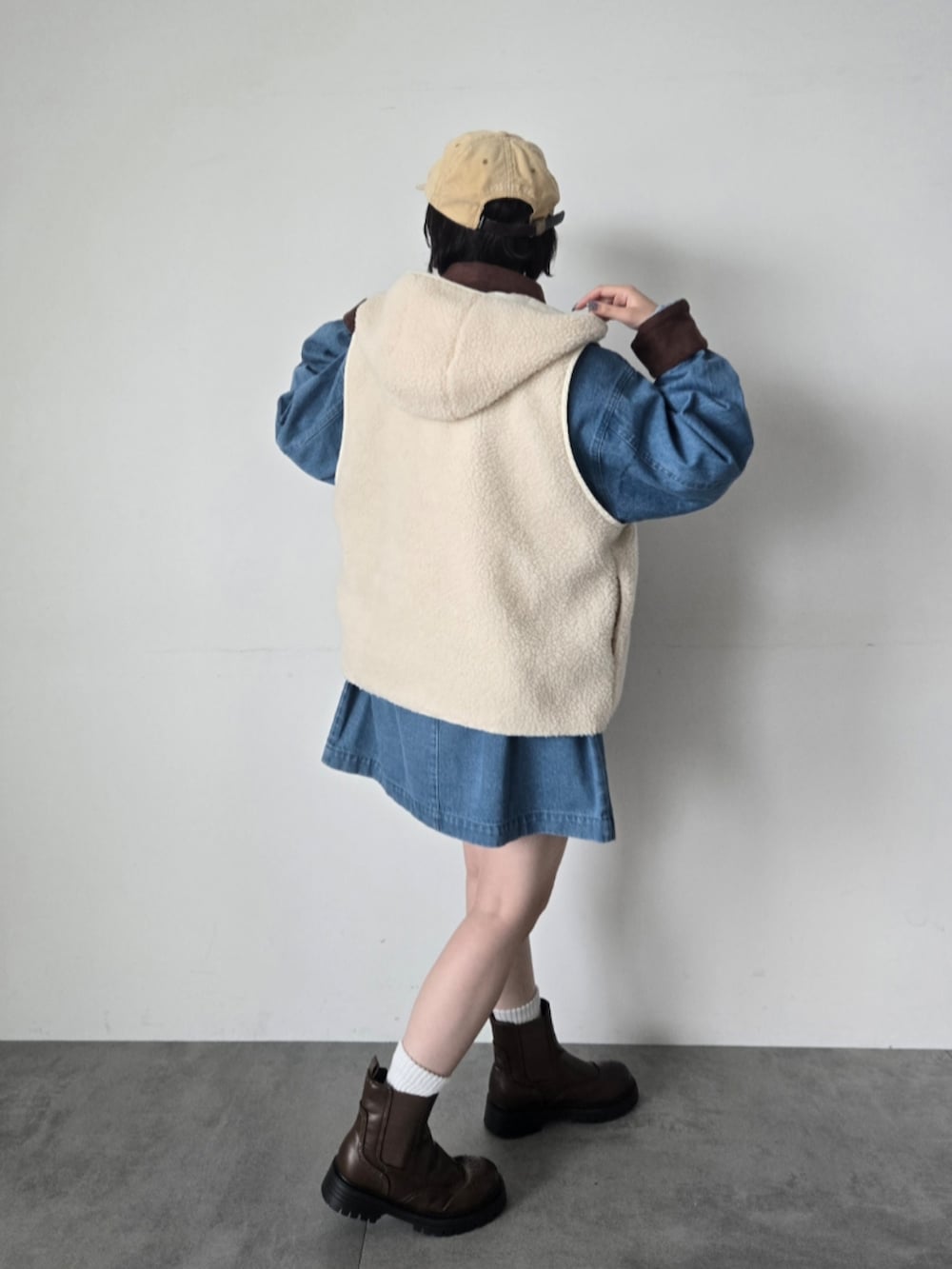 ホワイト系のジャケット/アウター、ブルー系のブルゾン、ブラウン系のブーツを着用したレディースの秋コーディネートの3枚目の写真