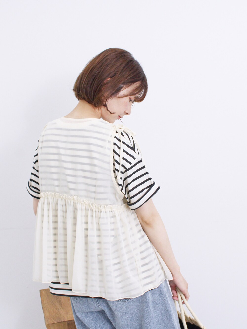 ホワイト系のシャツ/ブラウス、ホワイト系のTシャツ/カットソー、ブルー系のデニムパンツを着用したレディースの夏コーディネートの4枚目の写真