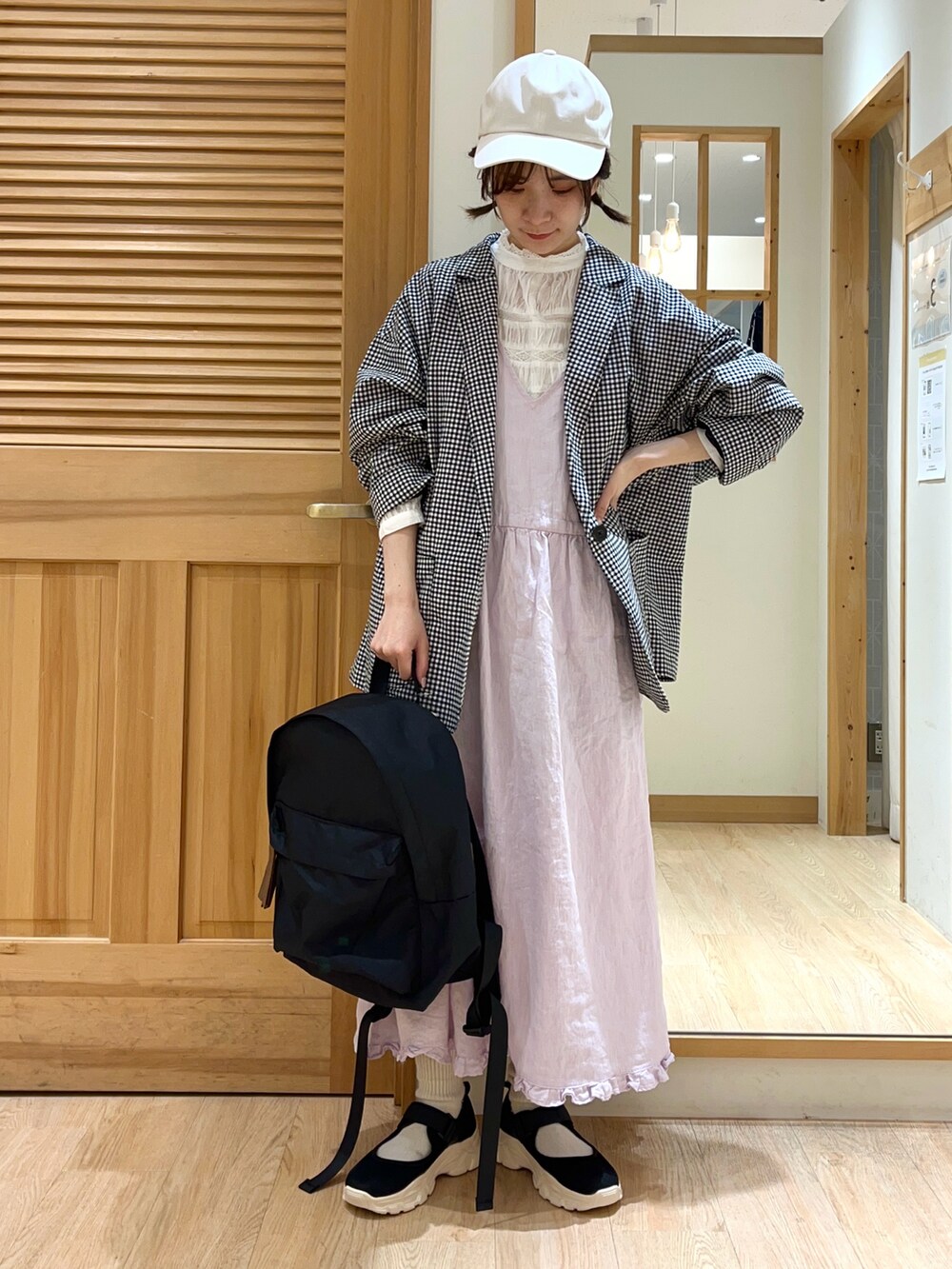 パープル系のワンピース、ホワイト系のシャツ/ブラウス、ブラック系のノーカラージャケットを着用したレディースの春コーディネートの2枚目の写真
