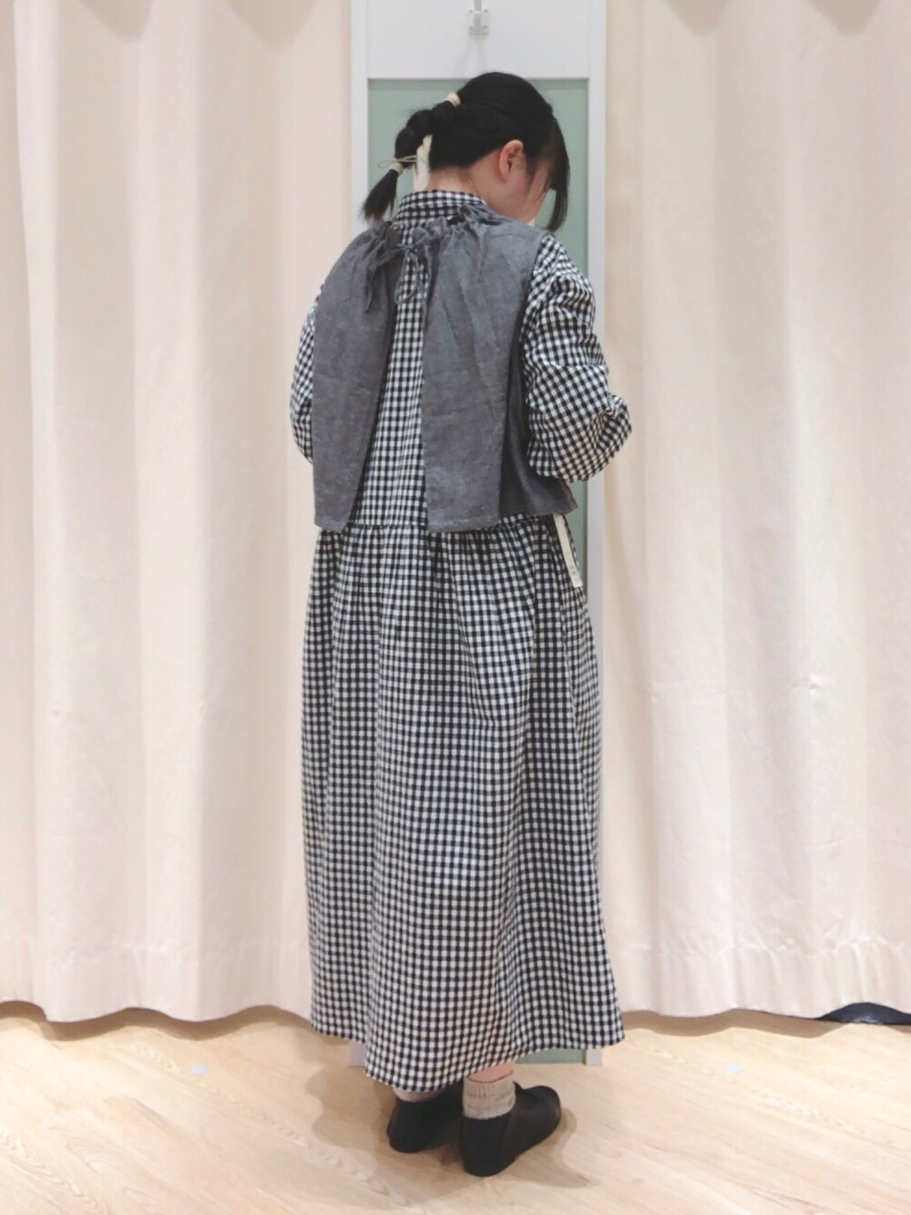 「春コーデ、春物、サマンサ モスモス(Samansa Mos2)、SM2、Samansa Mos2、ギンガムチェックワンピース、ギンガムチェック、襟付きワンピース、ベスト×ワンピース、襟フリル、ブラックコーデ、フリルベスト」｜「Samansa Mos2のチロリアンシューズ（ドレスシューズ、ブラック系）」を使った、ひ が しさん（レディース・153cm）の冬コーディネートの2枚目の写真