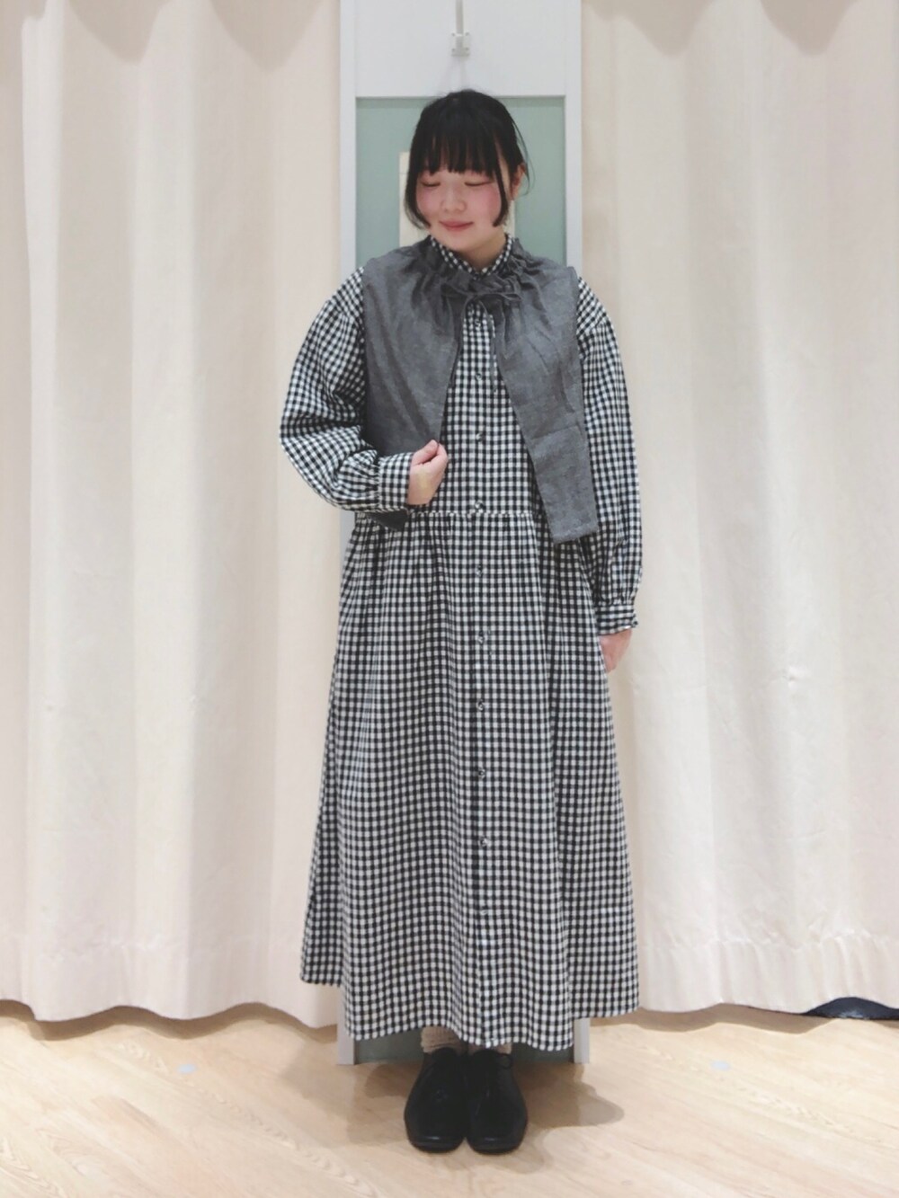 「春コーデ、春物、サマンサ モスモス(Samansa Mos2)、SM2、Samansa Mos2、ギンガムチェックワンピース、ギンガムチェック、襟付きワンピース、ベスト×ワンピース、襟フリル、ブラックコーデ、フリルベスト」｜「Samansa Mos2のチロリアンシューズ（ドレスシューズ、ブラック系）」を使った、ひ が しさん（レディース・153cm）の冬コーディネートの3枚目の写真