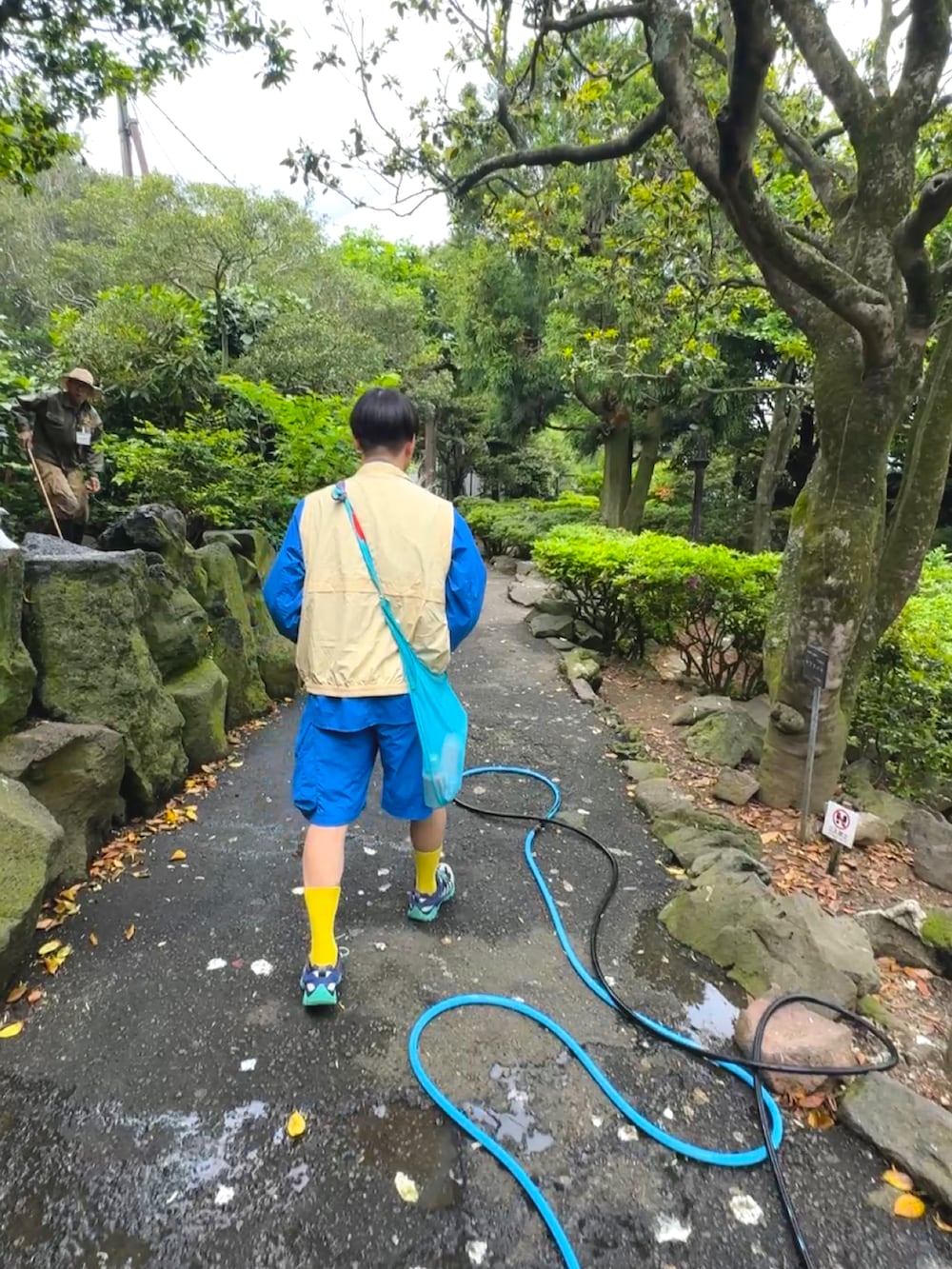 ブルー系のシャツ/ブラウス、ブルー系のその他パンツ、ブルー系のシューズを着用したメンズの春コーディネートの3枚目の写真