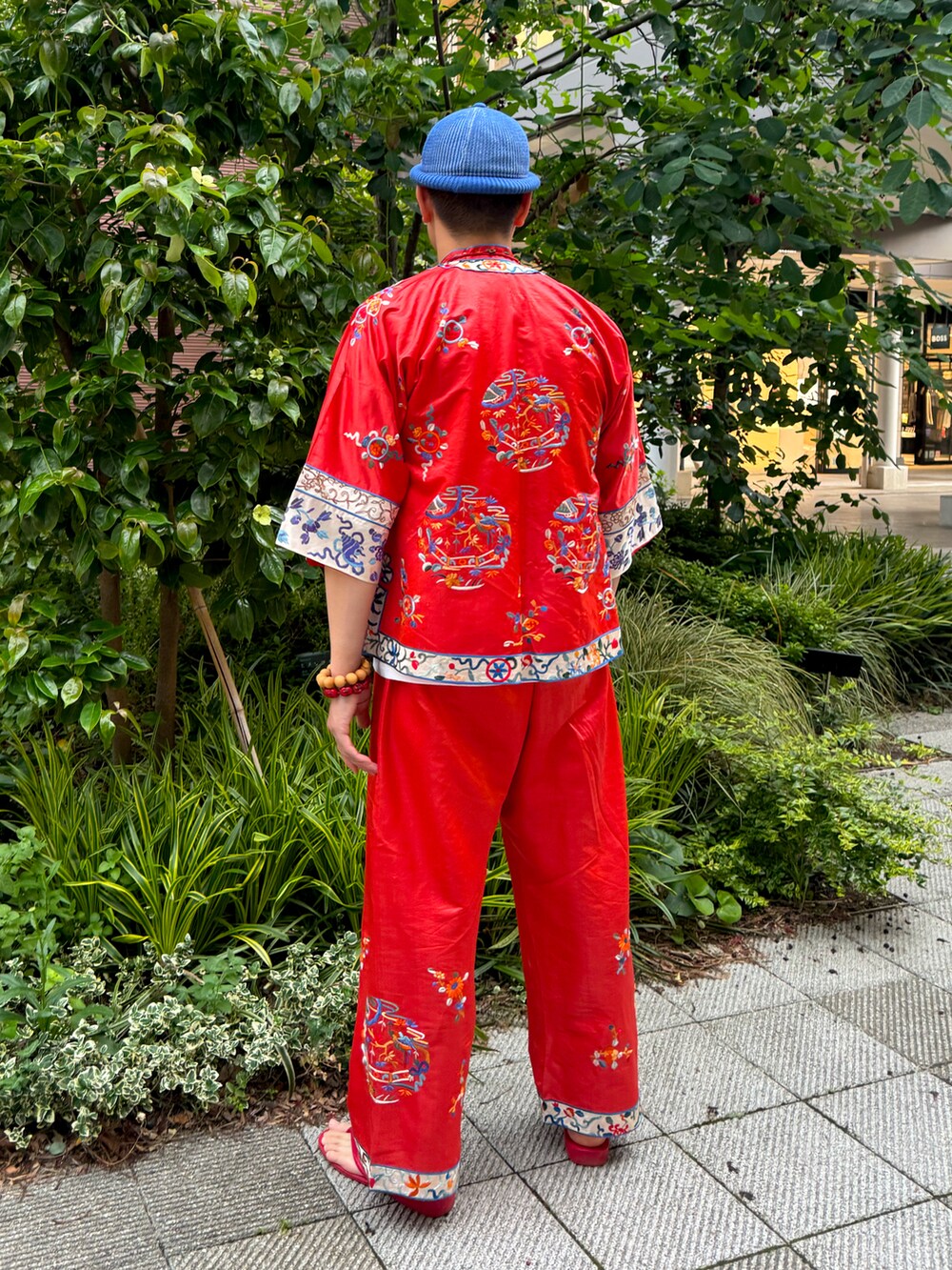 レッド系のサンダル、レッド系のジャケット/アウター、レッド系のネックレスを着用したメンズの夏コーディネートの3枚目の写真