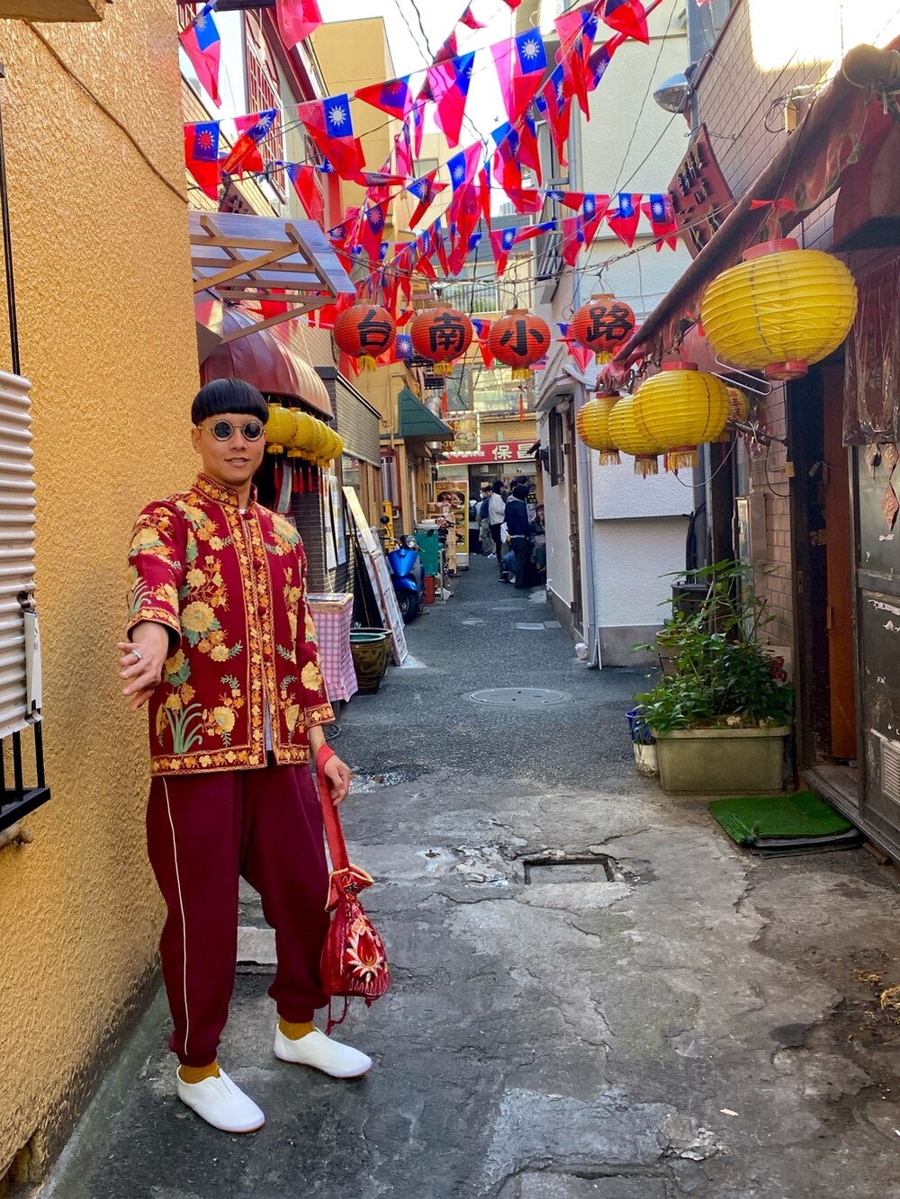 レッド系のその他パンツを着用したメンズの秋コーディネートの2枚目の写真