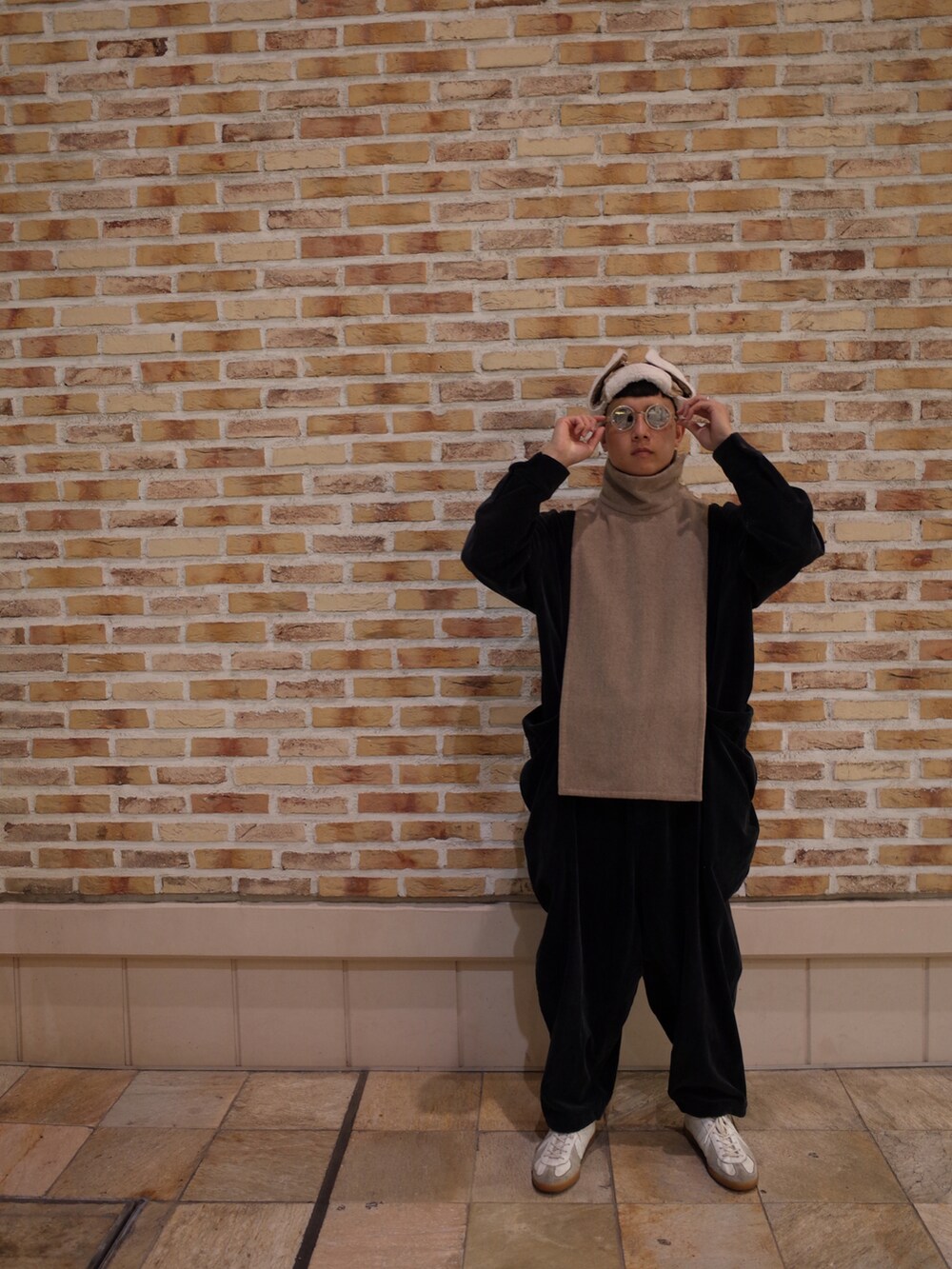 ブラック系のシャツ/ブラウス、ブラック系のその他パンツ、ホワイト系のスニーカーを着用したメンズの秋コーディネートの2枚目の写真