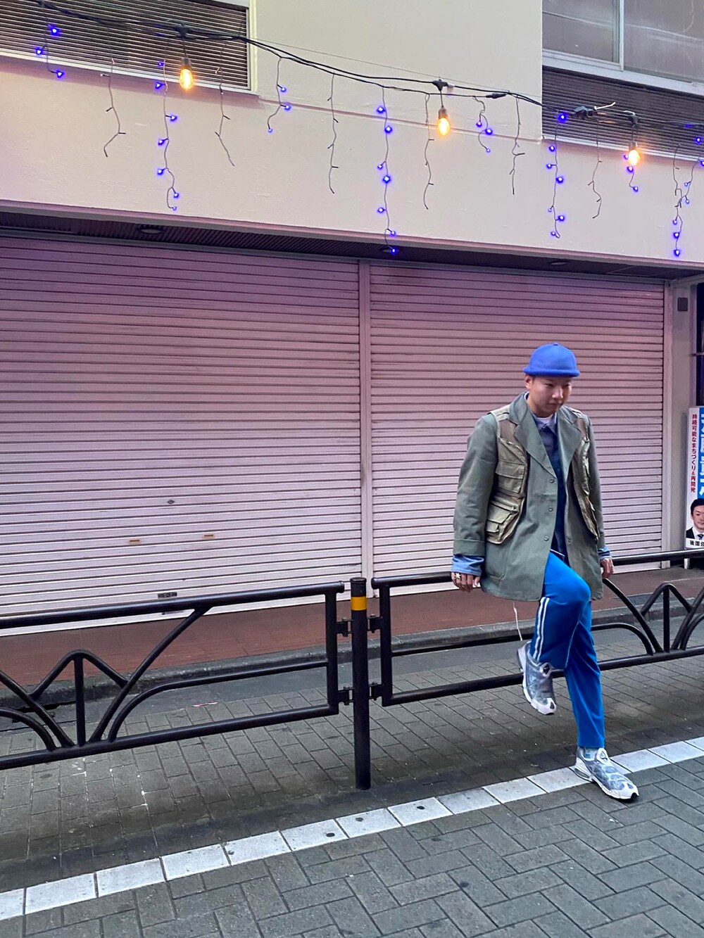 グリーン系のジャケット/アウター、ブルー系のその他パンツ、グレー系のスニーカーを着用したメンズの冬コーディネートの2枚目の写真