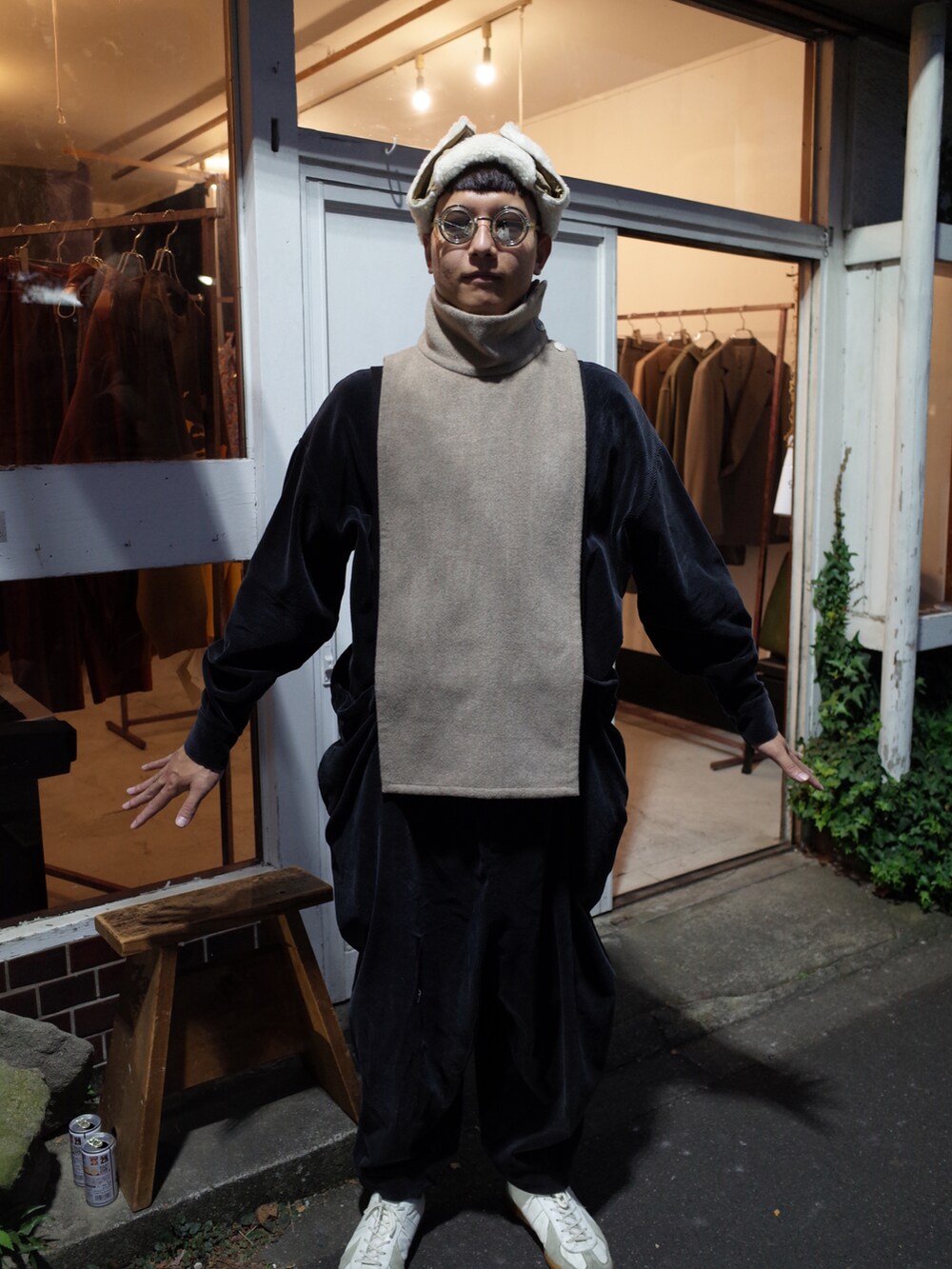 ブラック系のシャツ/ブラウス、ブラック系のその他パンツ、ホワイト系のスニーカーを着用したメンズの秋コーディネートの3枚目の写真