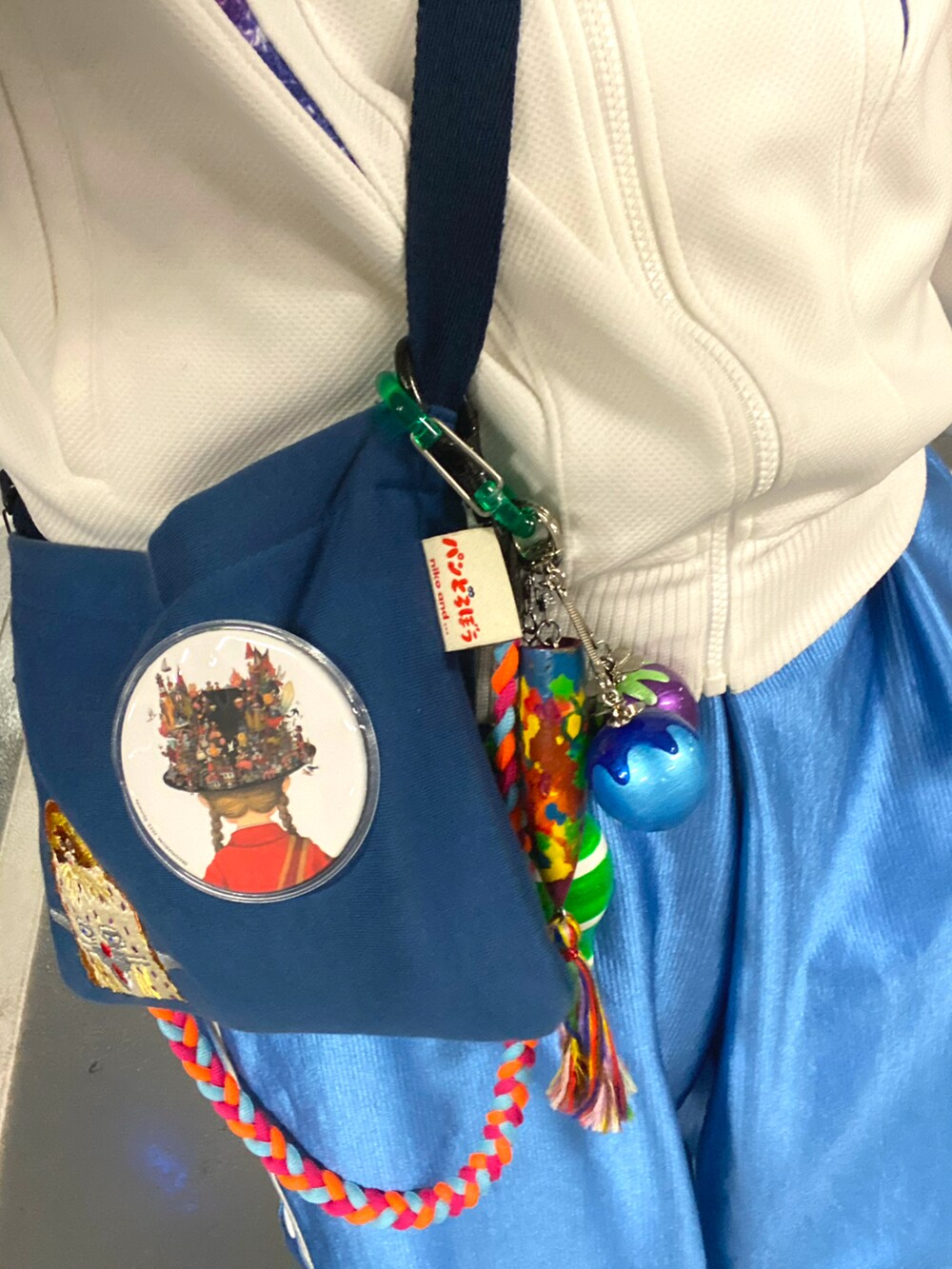 ホワイト系のジャージ、ブルー系のパンツ、グレー系のスニーカーを着用したメンズの春コーディネートの3枚目の写真