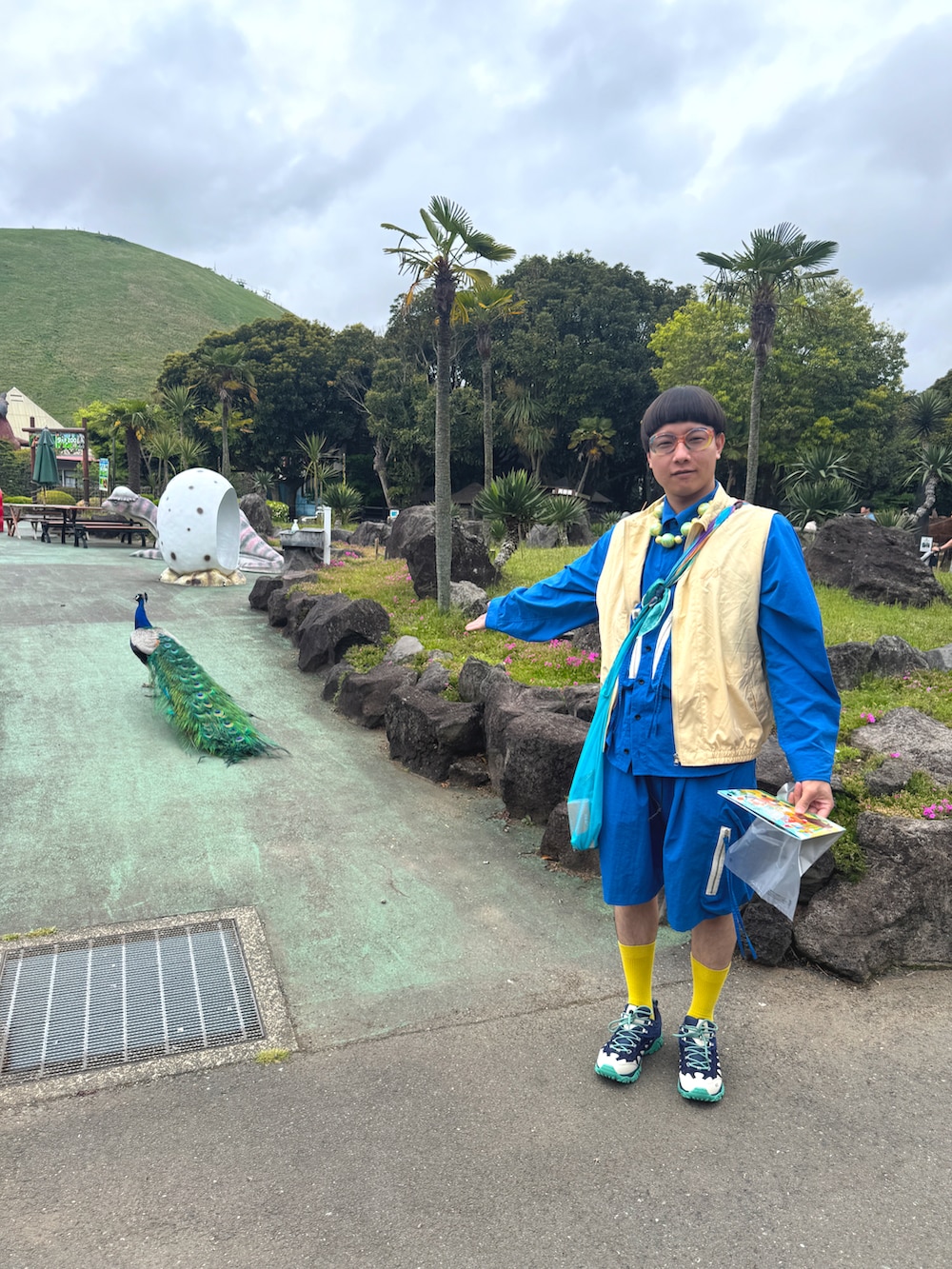 ブルー系のシャツ/ブラウス、ブルー系のその他パンツ、ブルー系のシューズを着用したメンズの春コーディネートの2枚目の写真