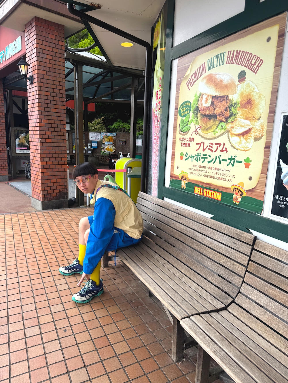 ブルー系のシャツ/ブラウス、ブルー系のその他パンツ、ブルー系のシューズを着用したメンズの春コーディネートの4枚目の写真