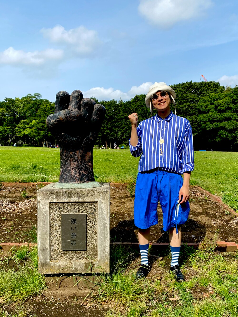 ブルー系のシャツ/ブラウス、ブルー系のその他パンツ、ブラック系のドレスシューズを着用したメンズの春コーディネートの2枚目の写真