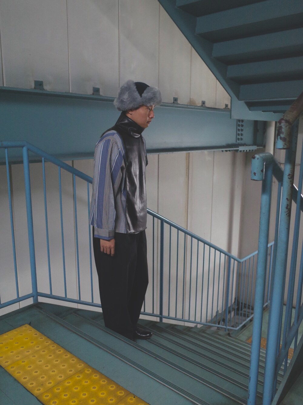 ブラック系のファッション雑貨を着用したメンズの秋コーディネートの2枚目の写真