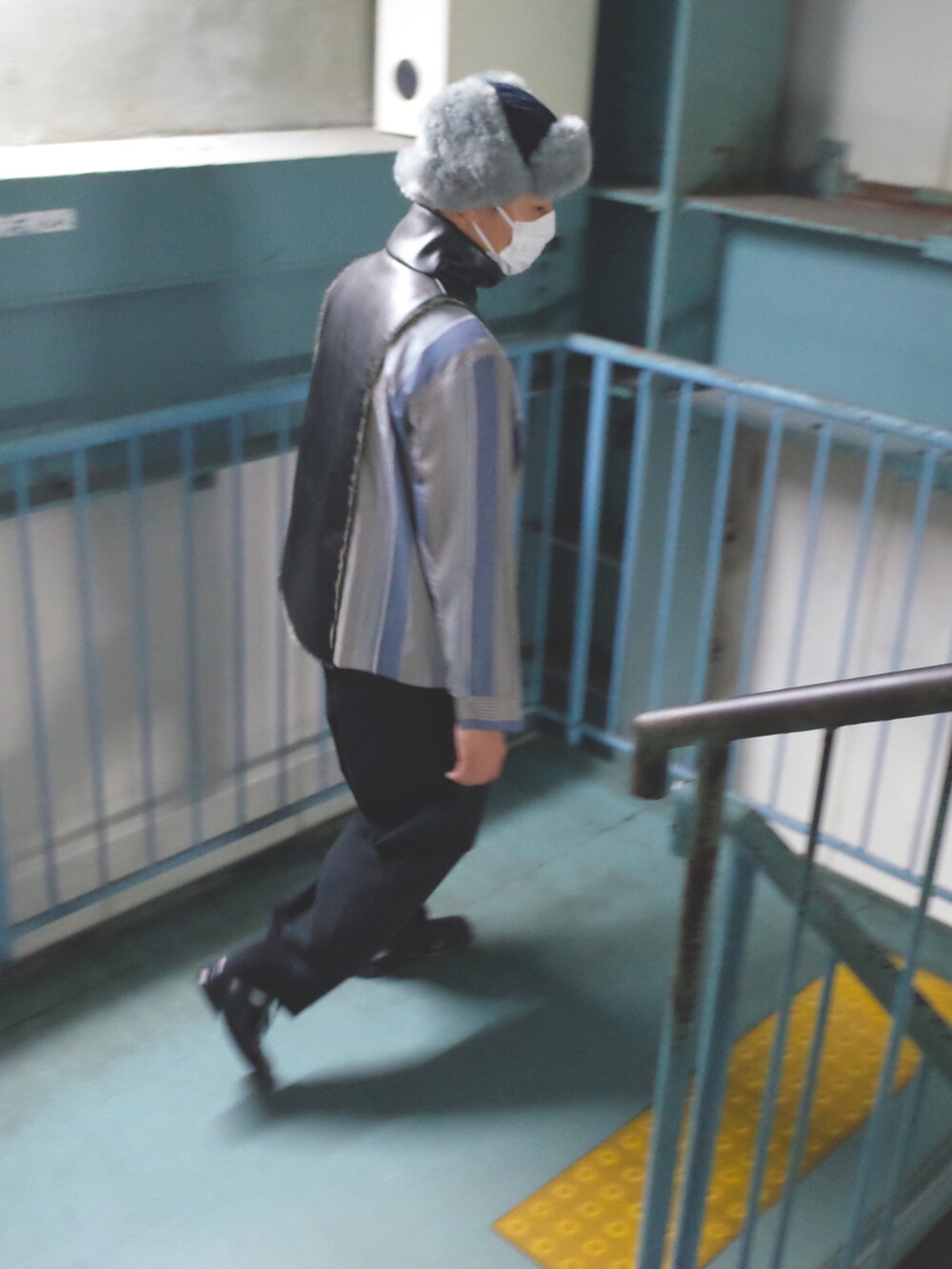 ブラック系のファッション雑貨を着用したメンズの秋コーディネートの3枚目の写真