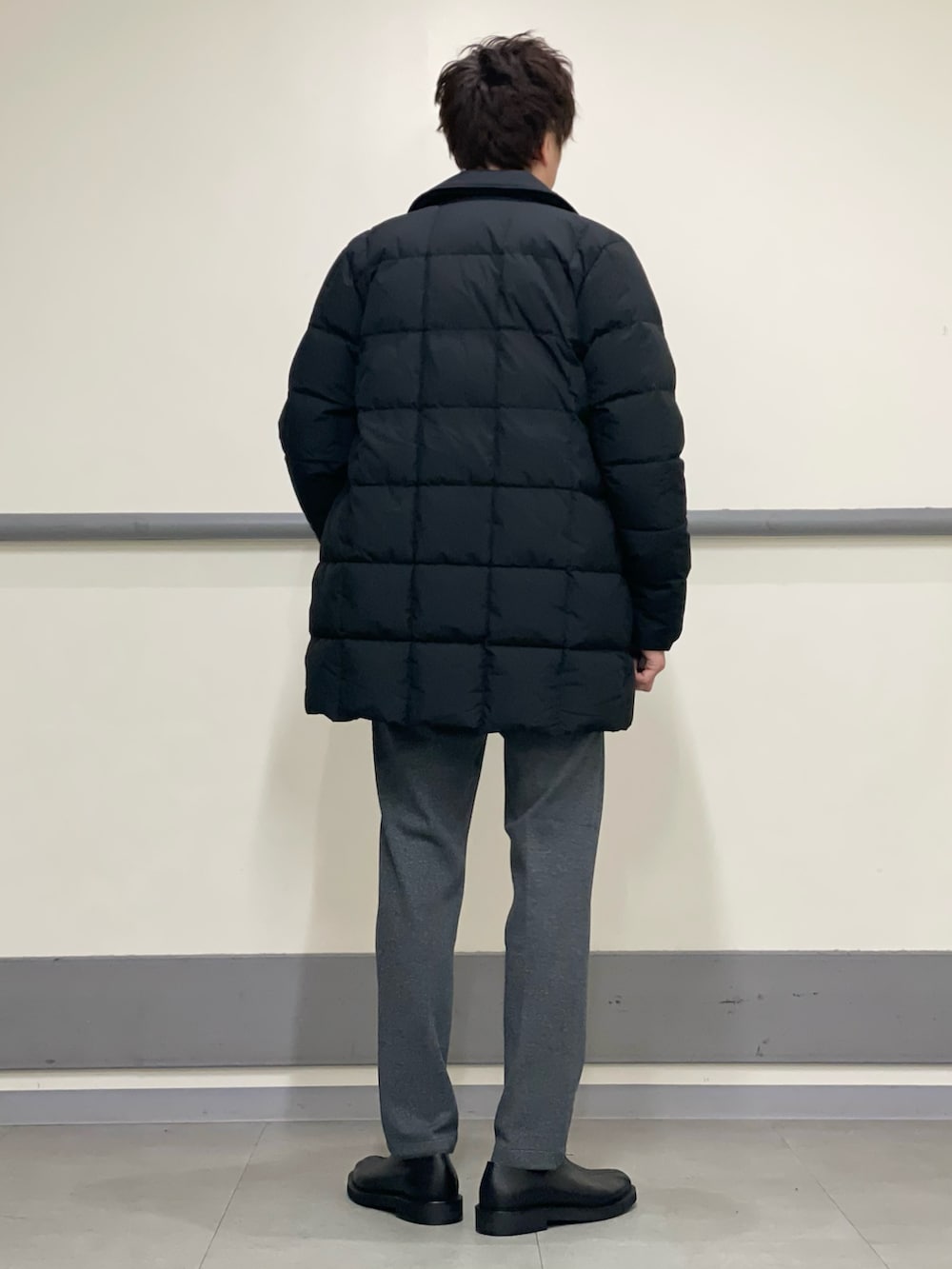 ブラック系のブルゾン、グレー系のセットアップ、グレー系のその他パンツを着用したメンズの秋コーディネートの3枚目の写真