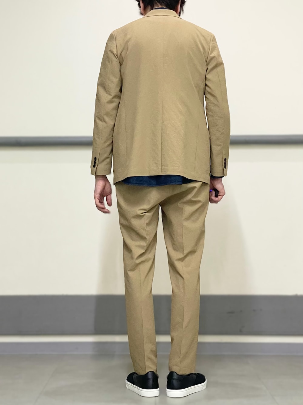 ブルー系のシャツ/ブラウス、ベージュ系のセットアップ、ベージュ系のスラックスを着用したメンズの冬コーディネートの3枚目の写真