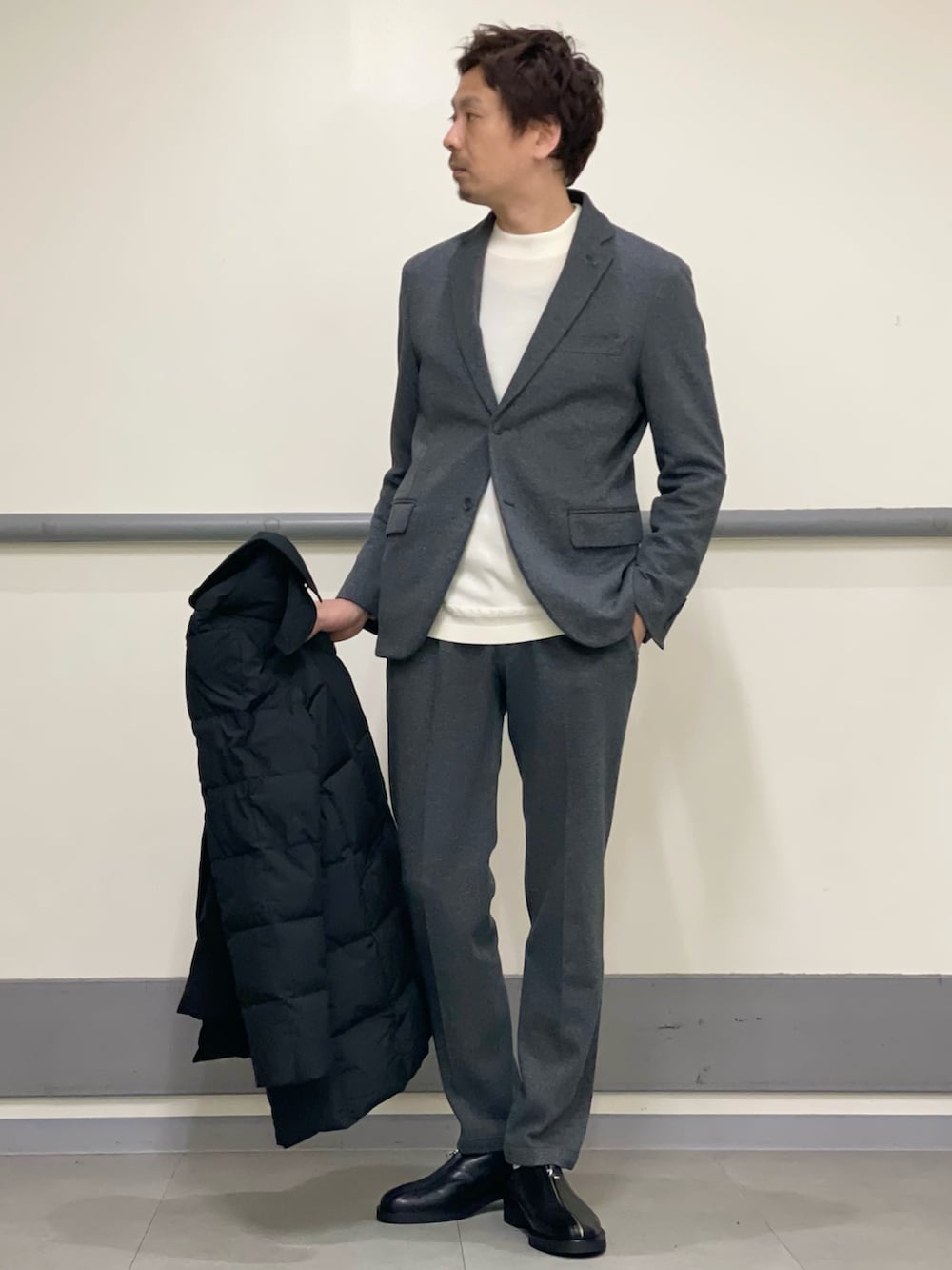 ブラック系のブルゾン、グレー系のセットアップ、グレー系のその他パンツを着用したメンズの秋コーディネートの2枚目の写真